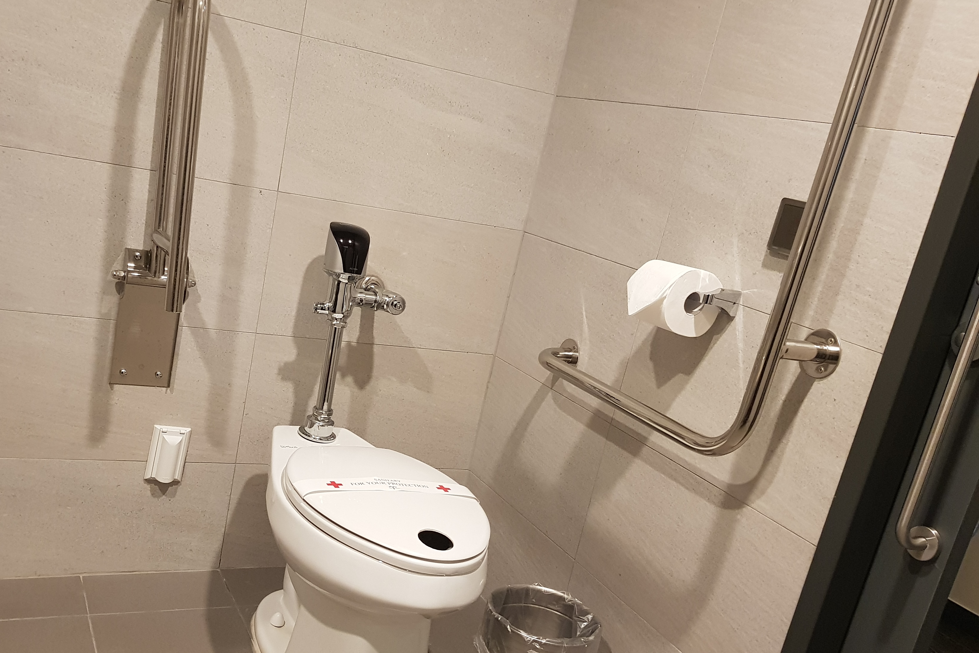 객실 화장실0 : 손잡이가 설치되어있는 호텔 토마스 명동 화장실 내부 전경