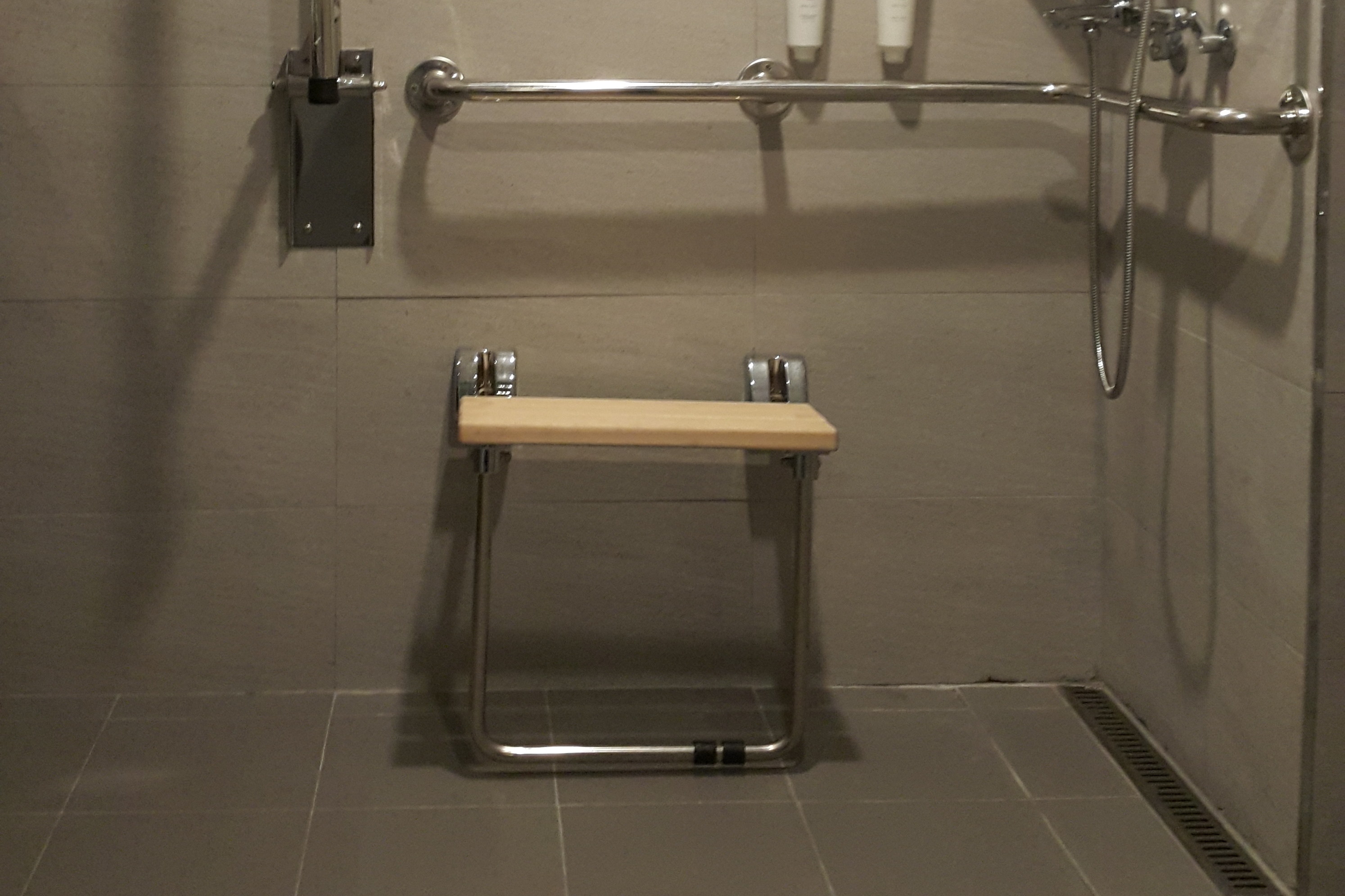 샤워의자0 : 호텔 토마스 명동 화장실 내부에 설치되어있는 샤워의자