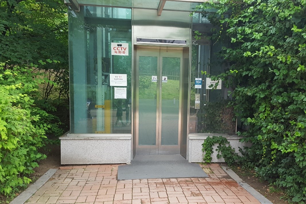 Elevator0 : The outside elevator which can be freely used by wheelchair users