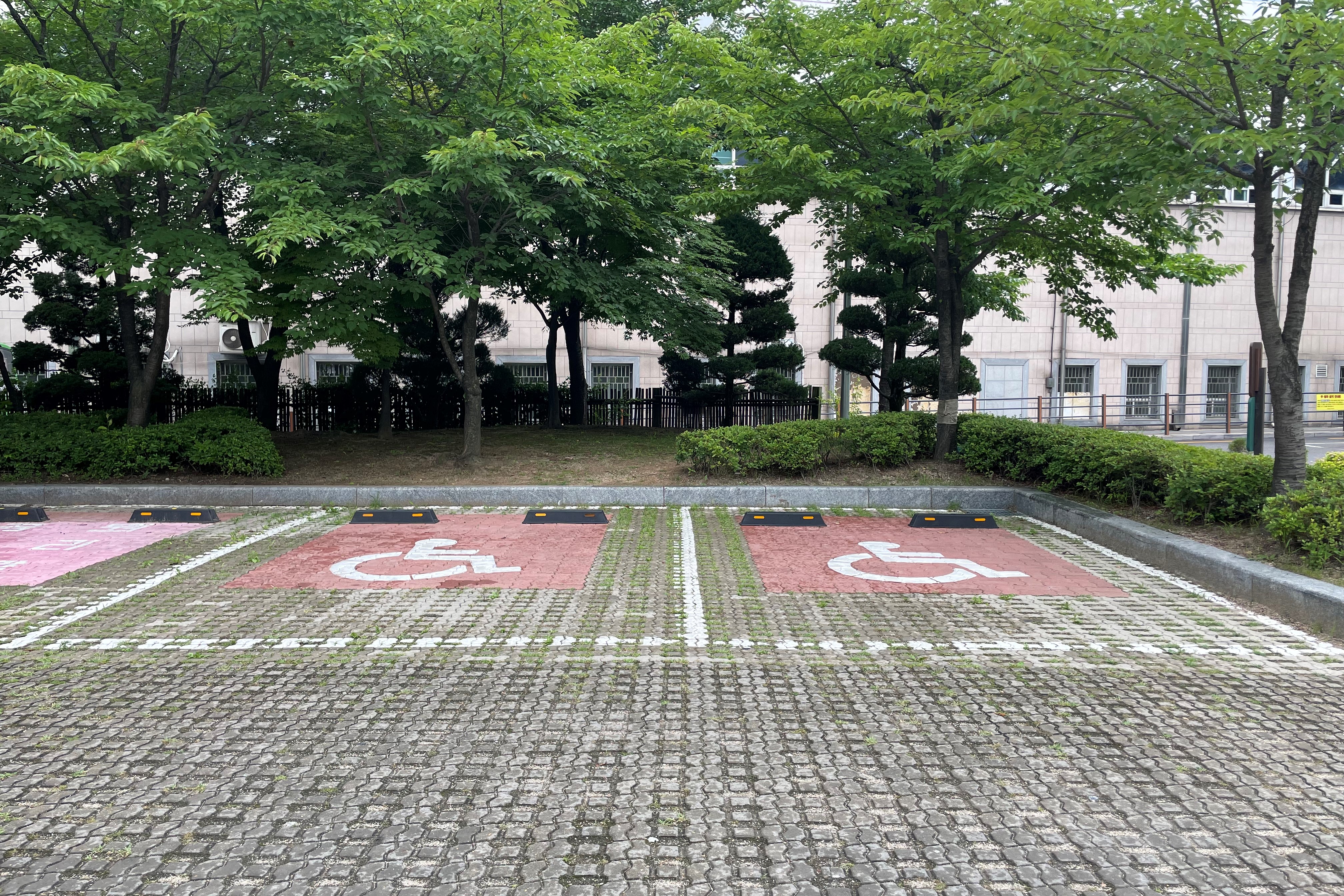 Accessible parking lots0 : Spacious and flat parking lots for wheelchair users