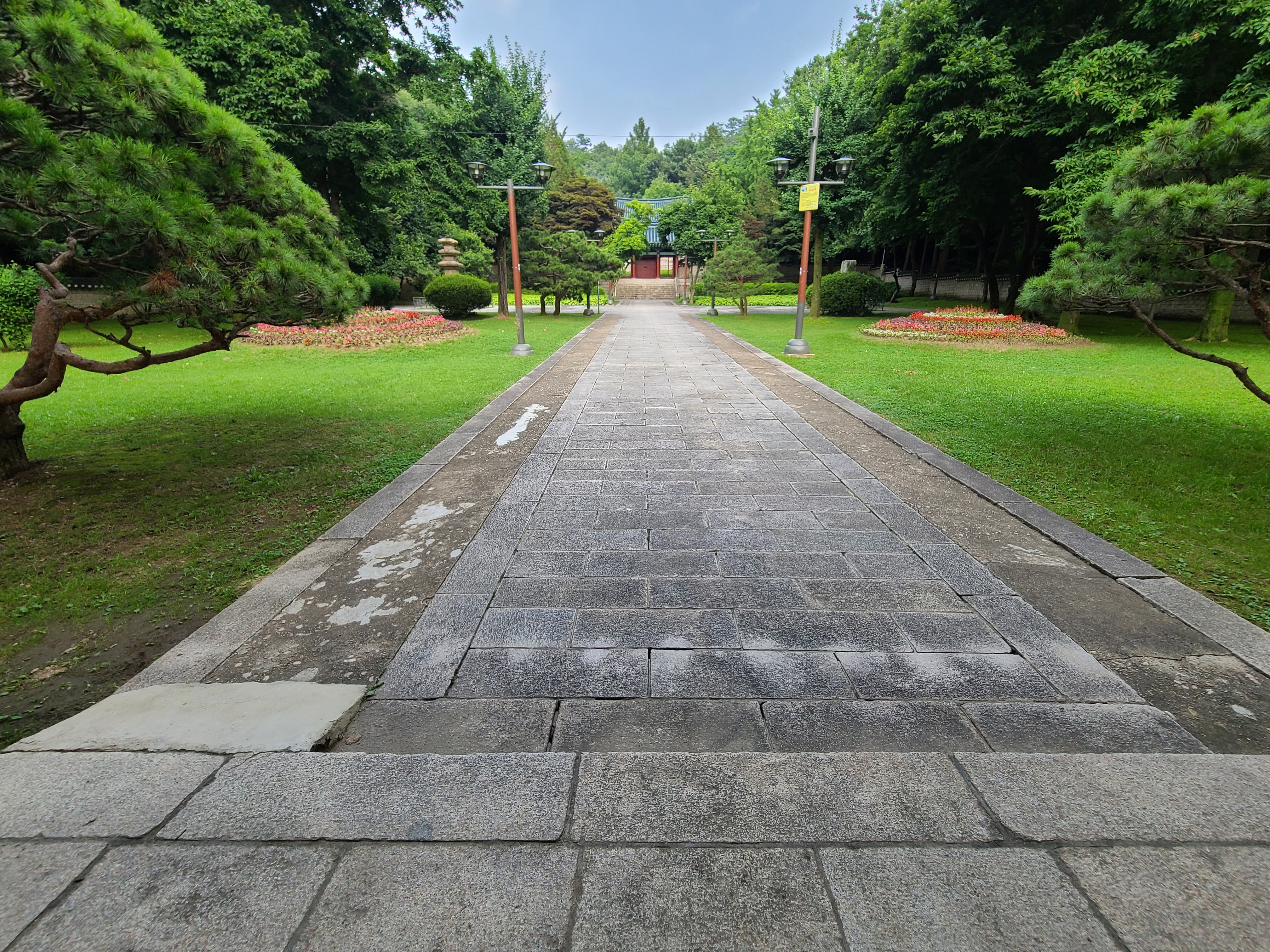 Entryway and Main entrance0 : Entryway to Nakseongdae Park which is spacious and flat