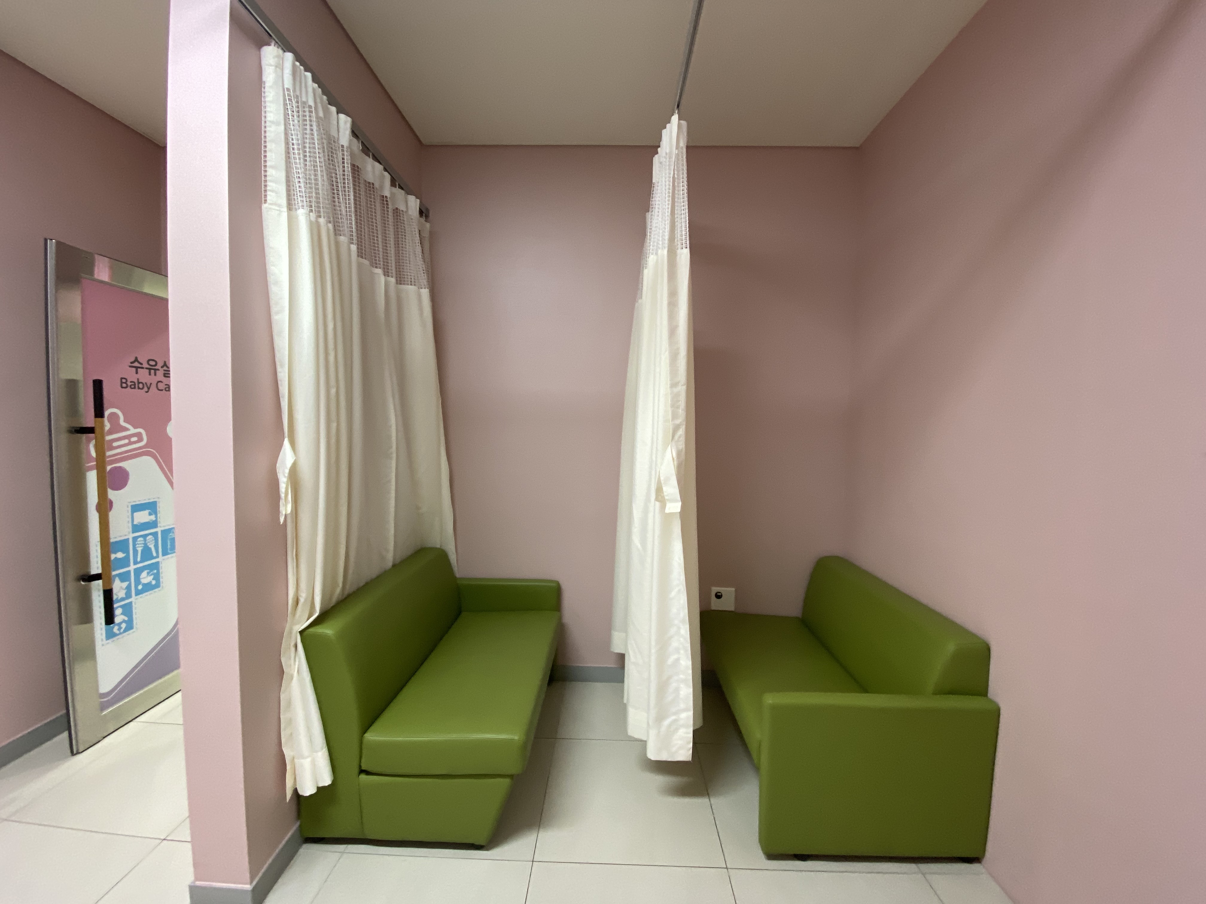 Facilities for pregnant women or family with children0 : Interior view of the nursing room at Children's Science Center that has curtain and wide sofa