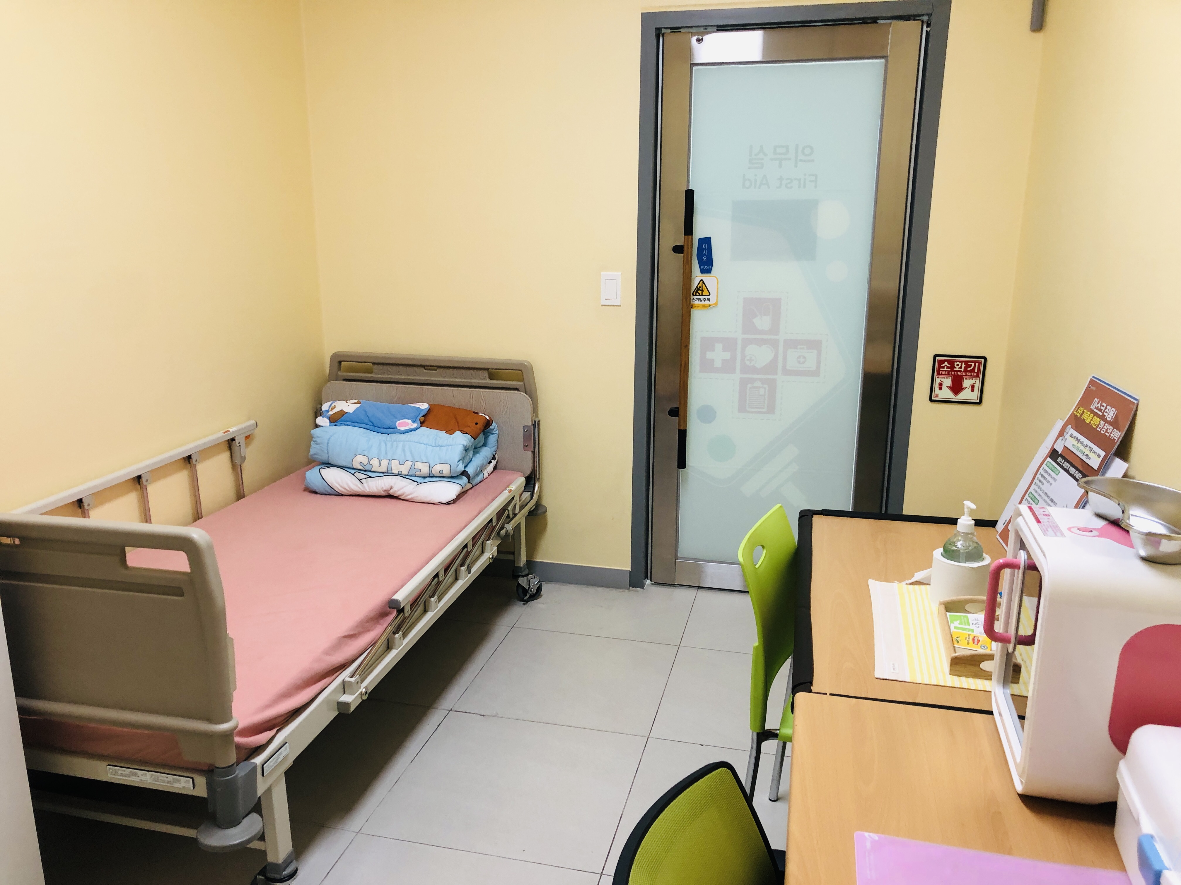 Facilities for pregnant women or family with children0 : Interior view of the medical room at Children's Science Center where patient beds are provided