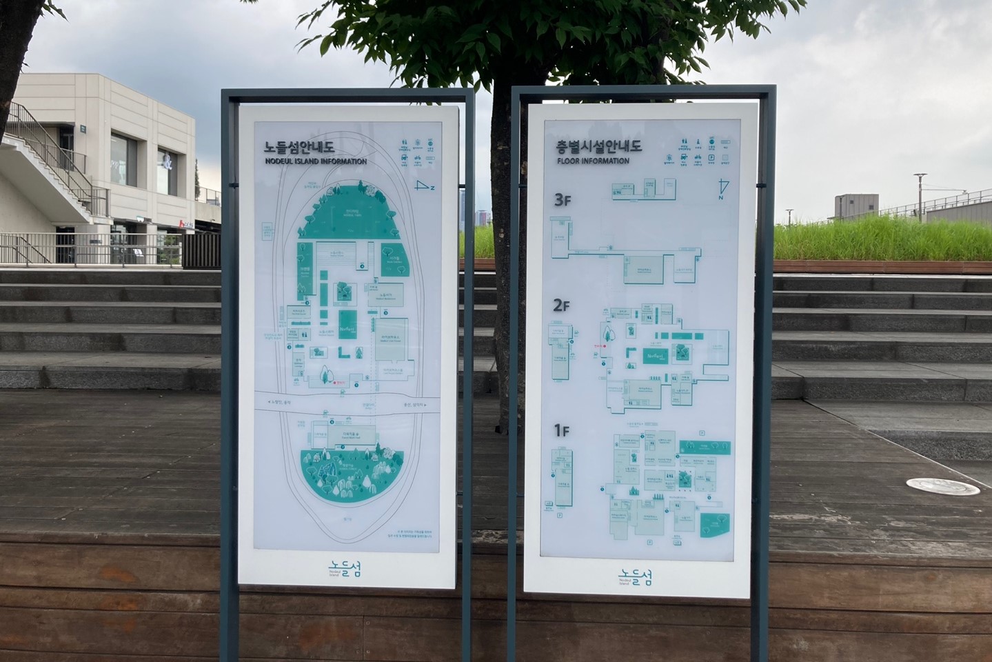 Korean braille information board and information desk0 : Description board for the whole place and for each floor