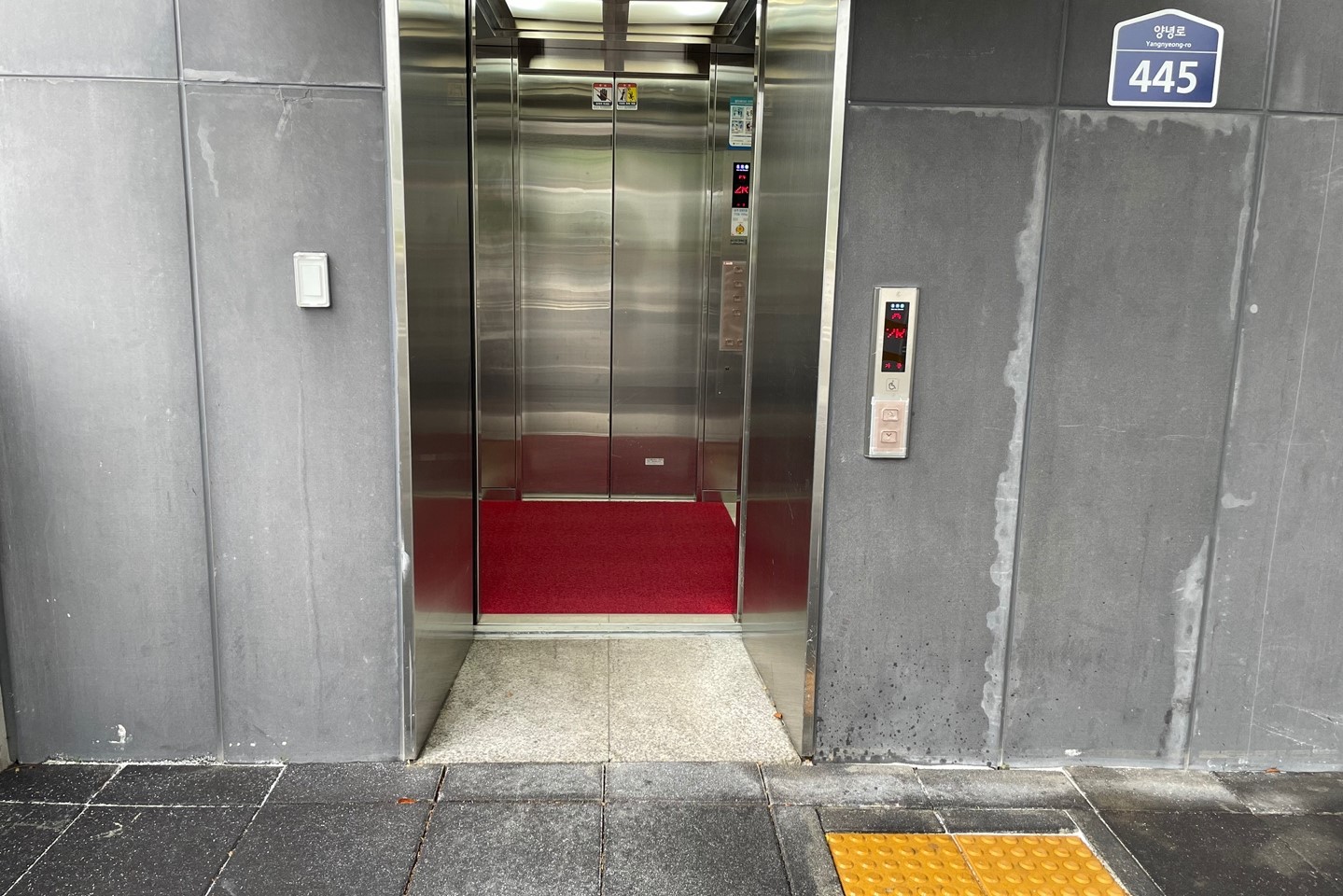 엘리베이터0 : 휠체어 사용자가 편리하게 이용할 수 있는 엘리베이터 외부 전경