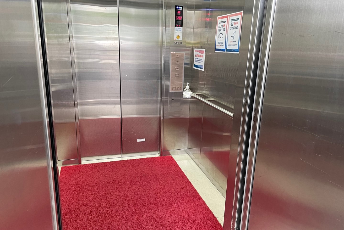 Elevator0 : Interior view of the elevator which wheelchair users can use conveniently