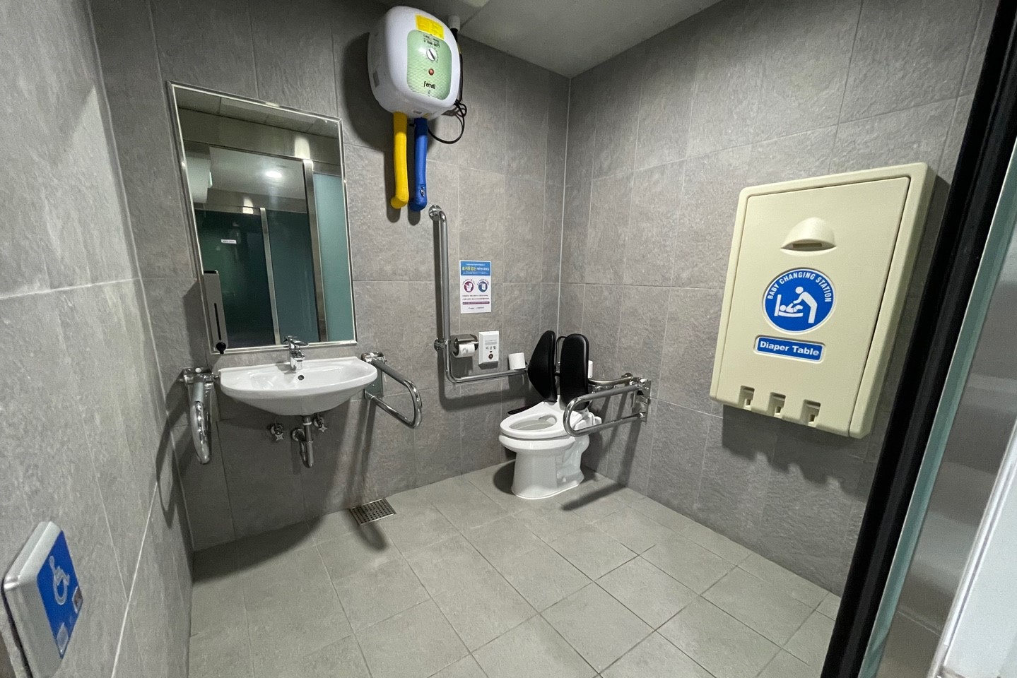 장애인화장실0 : 넓은 공간의 노들섬 장애인화장실 내부 전경