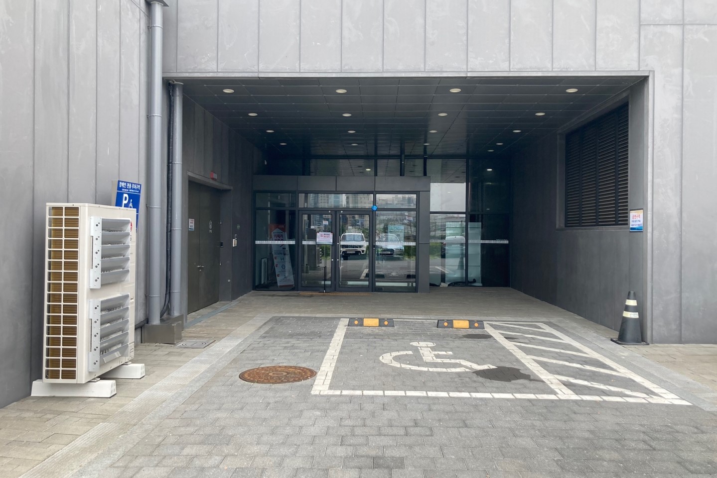Parking facilities for persons with disabilities0 : Parking facilities for persons with disabilities users