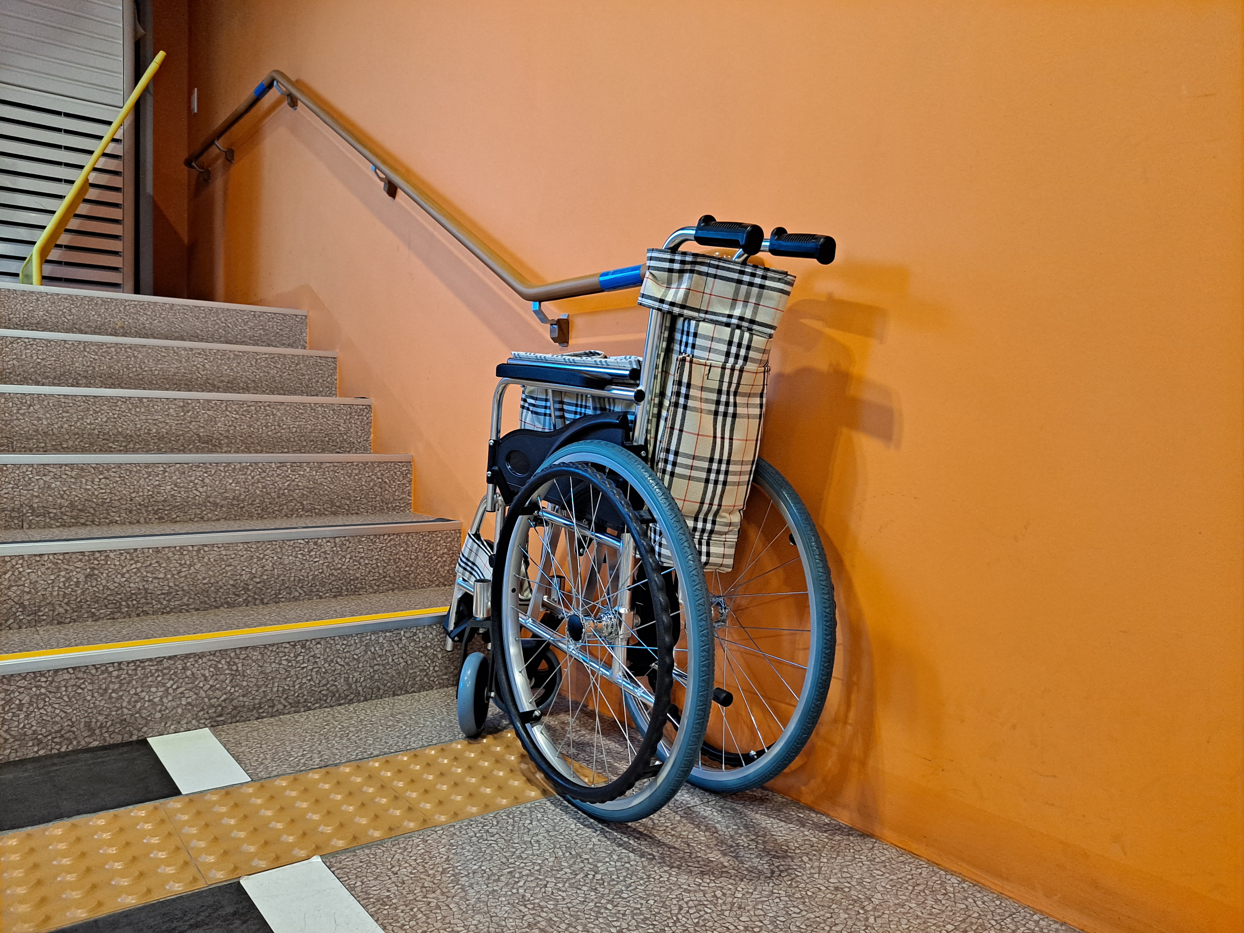 점자안내판/안내데스크0 : 서울애니메이션센터에서 대여할 수 있는 휠체어