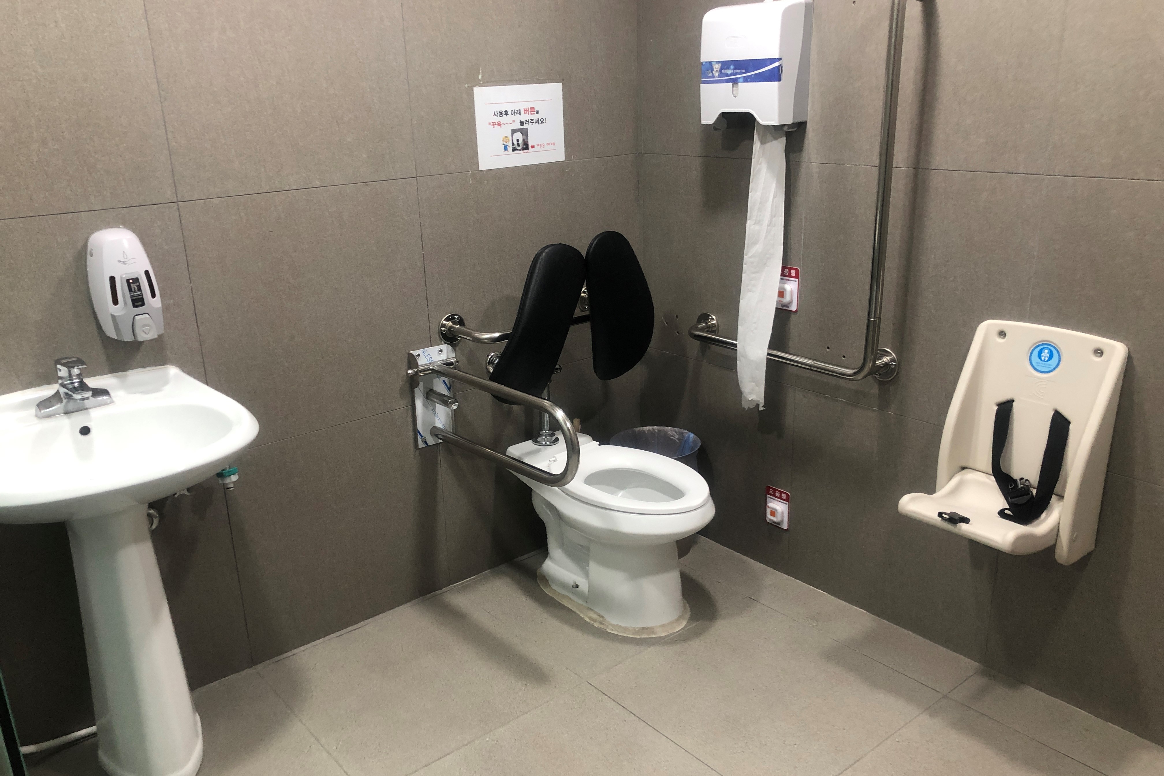 장애인화장실0 : 넓은 공간의 서울애니메이션센터 장애인화장실 내부 전경