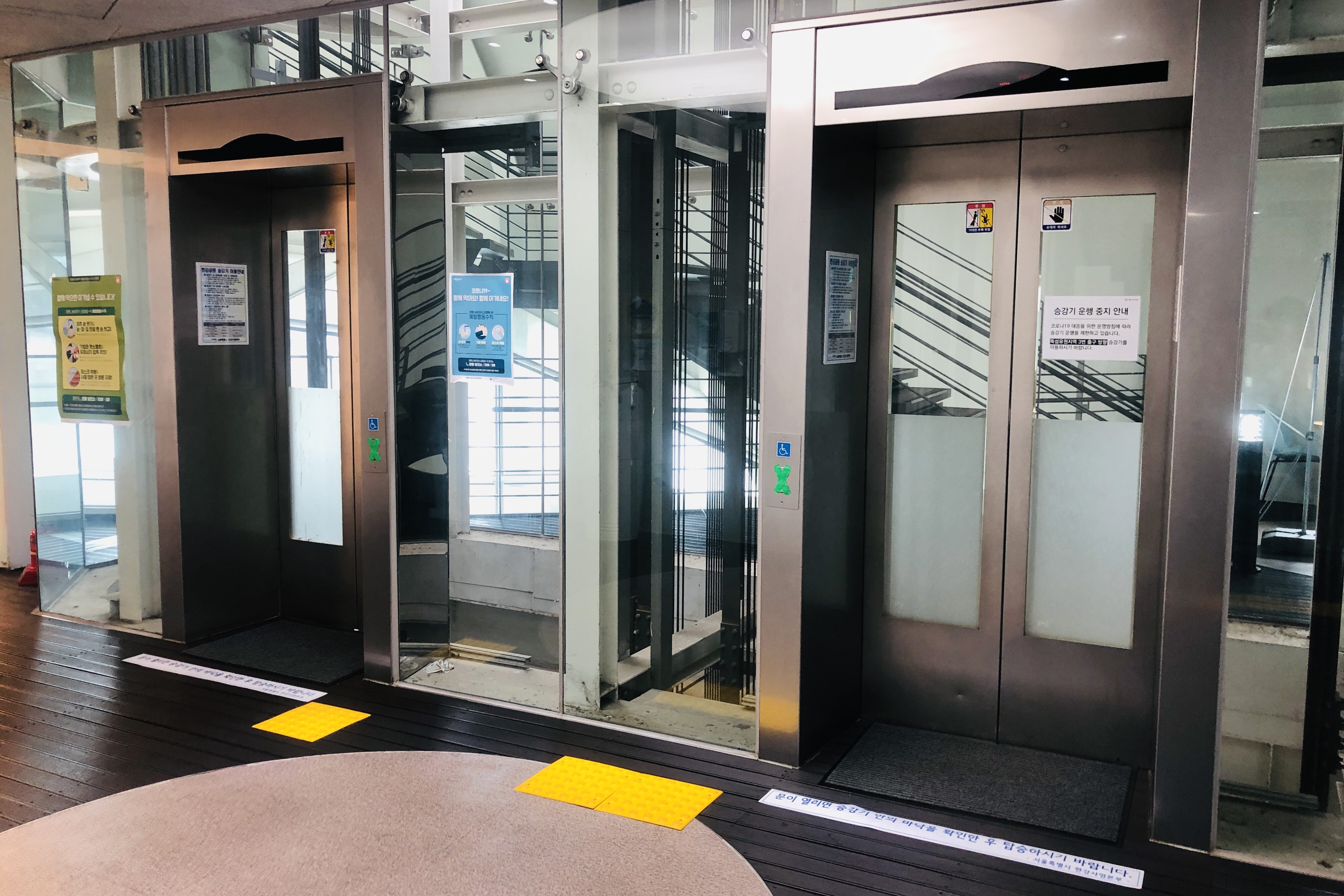 Elevators 0 : Elevator entrance at Ttukseom Observatory & Culture Complex