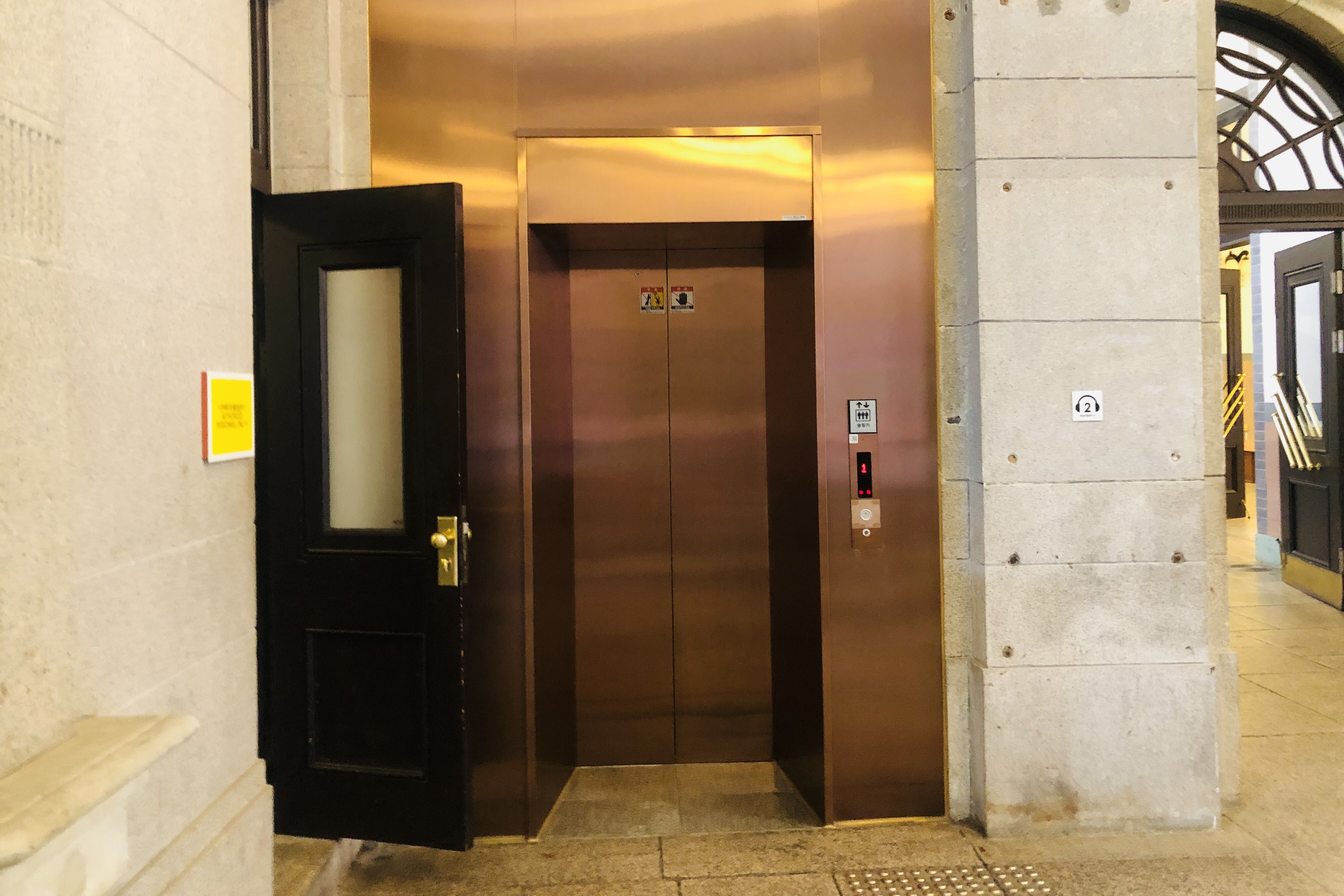 엘리베이터0 : 폭이 좁은 문화역서울284 엘리베이터 전경