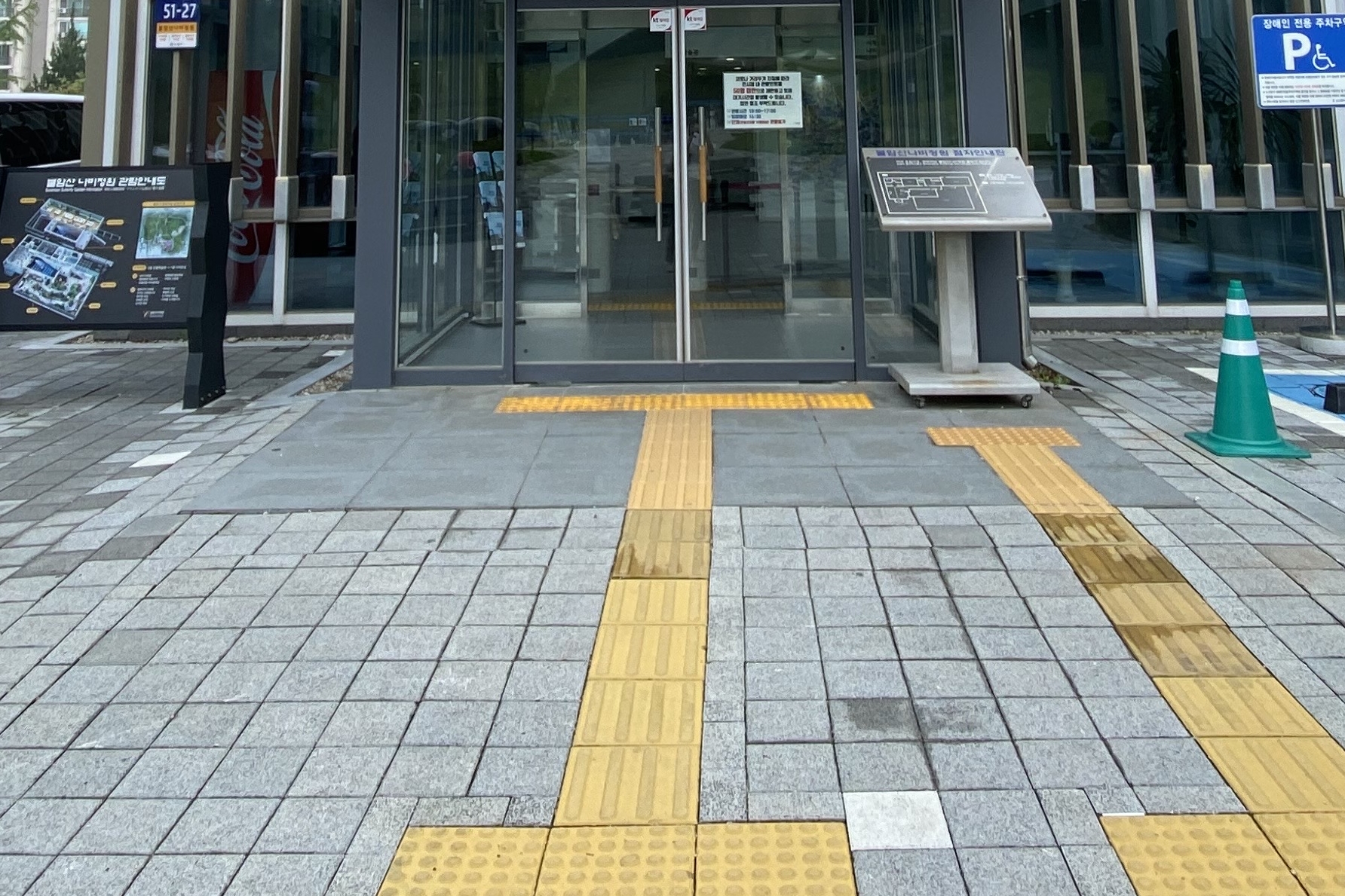 Entryway and Main entrance0 : Main entrance of Buramsan Butterfly Garden with flat floor and tactile paving