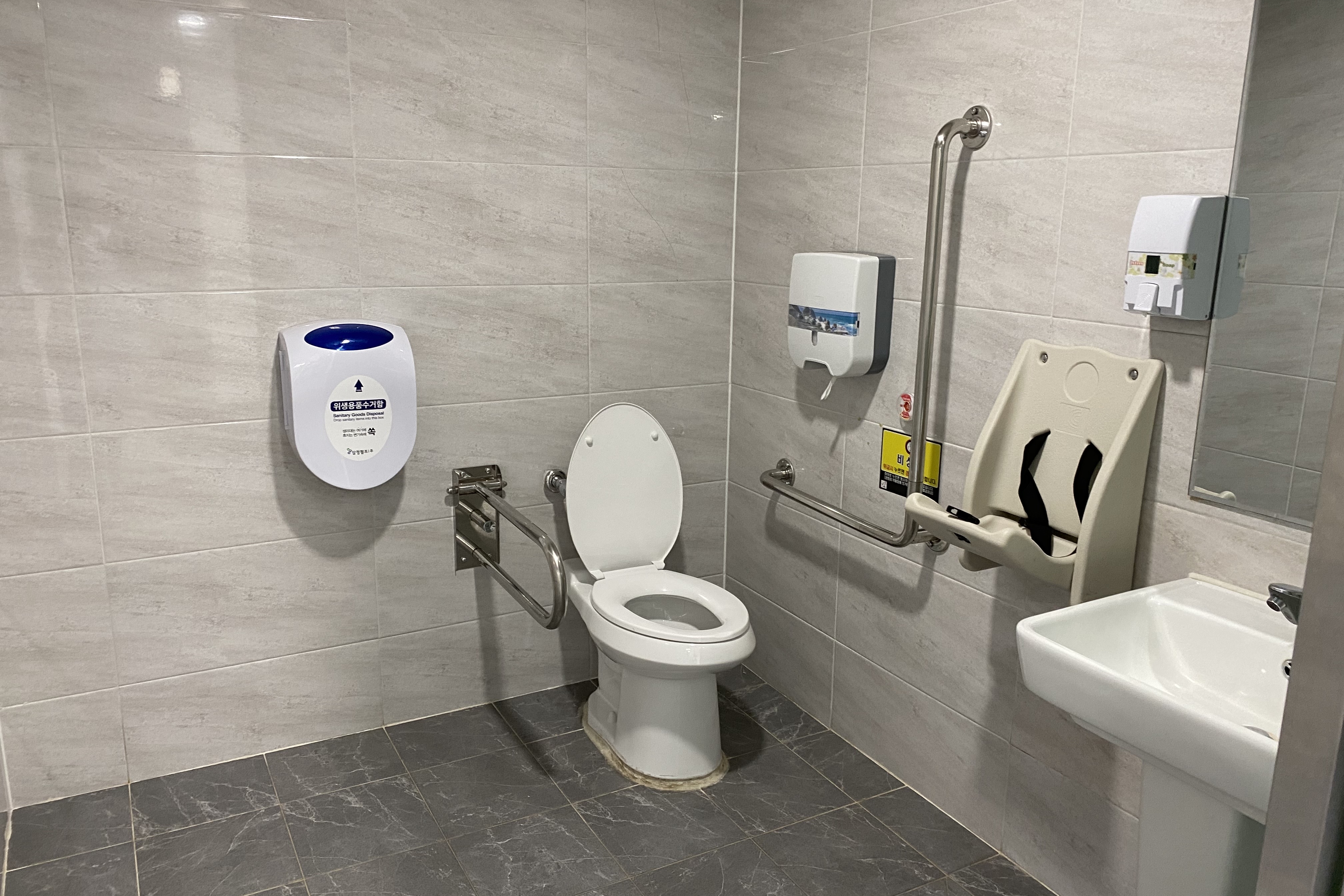 장애인화장실0 : 안전바가 설치되어 있는 불암산 나비정원의 장애인 화장실 내부 전경