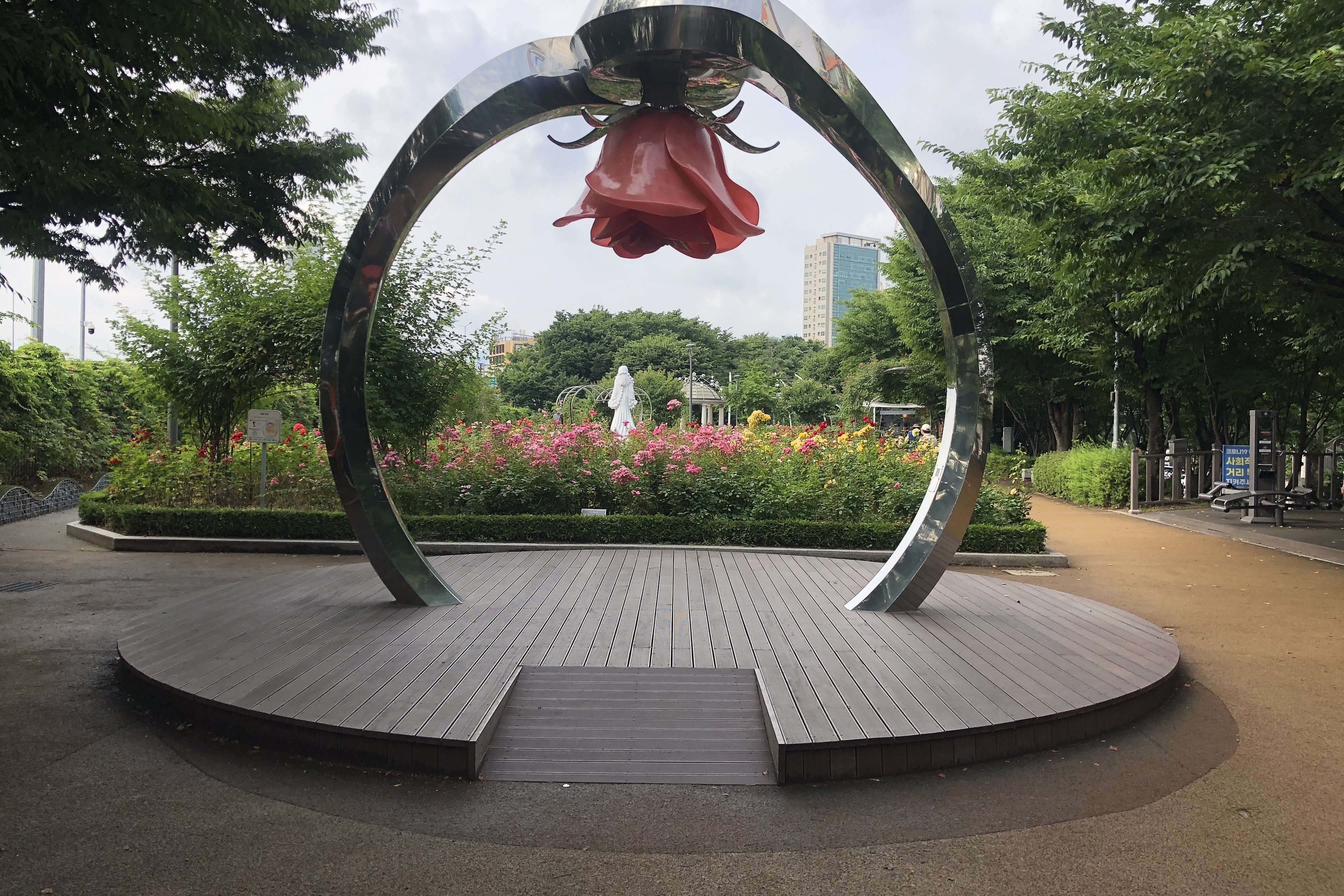Seoul Rose Park (Jungnang Rose Park)2 : Rose-shaped sculpture inside Seoul Rose Park (Jungnang Rose Park) 2