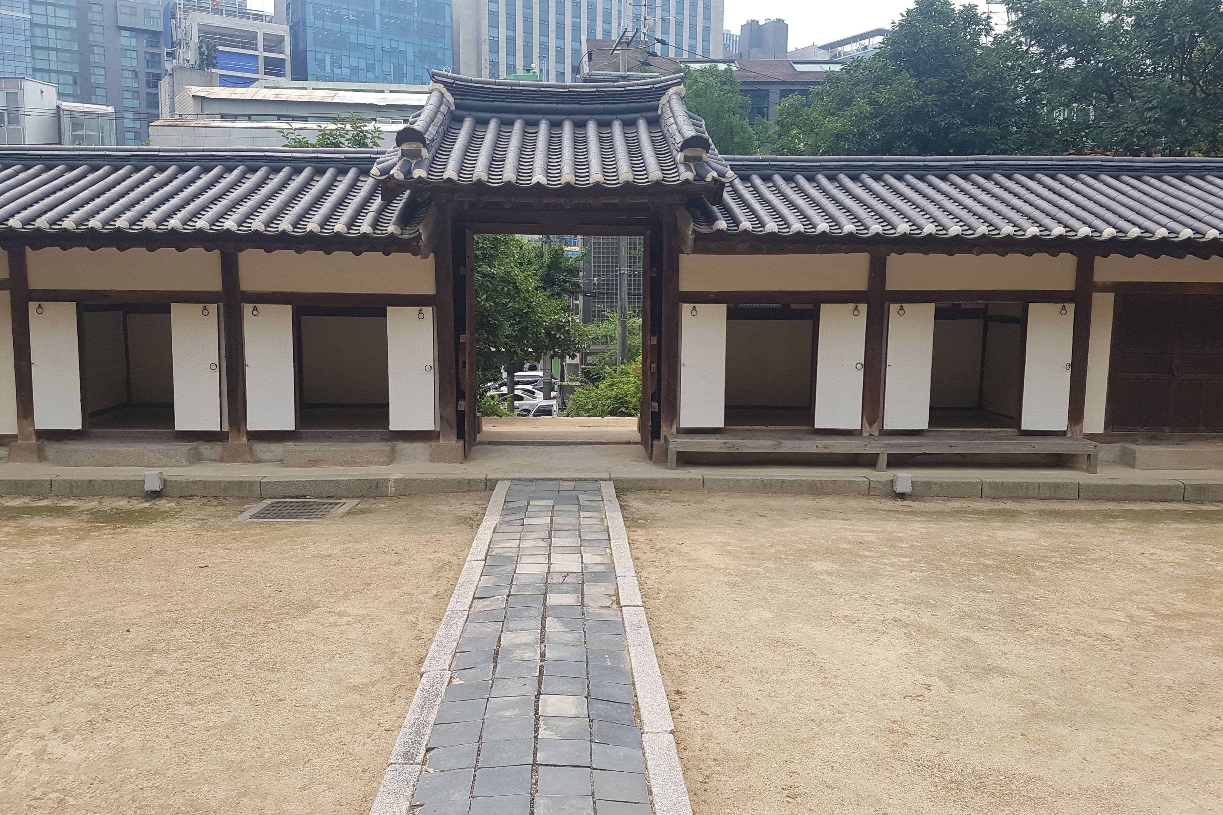 Seolleung and Jeongneung Royal Tombs1 : Roads in Seolleung and Jeongneung Royal Tombs where tile doors are seen
