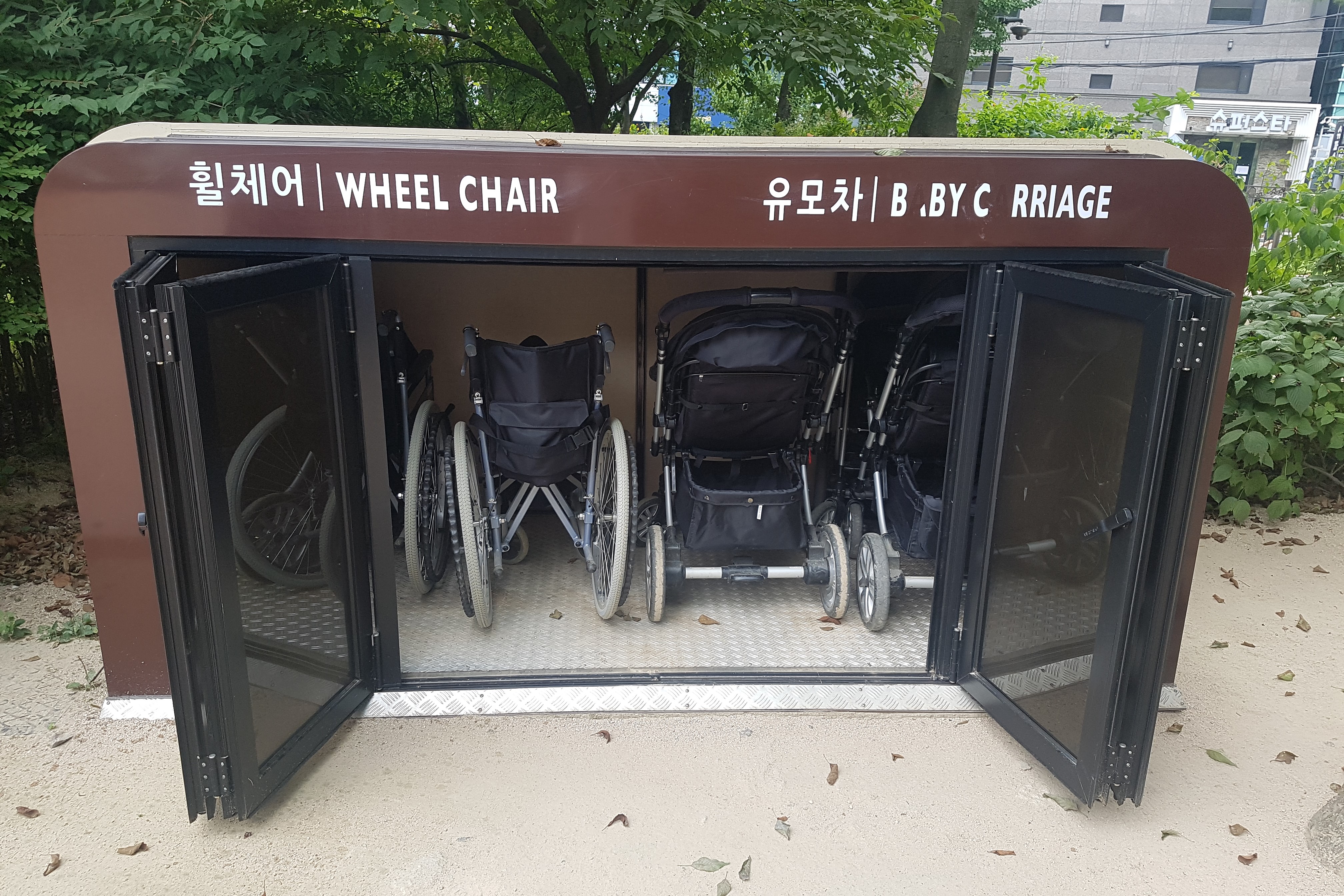 Guide map and information desk0 : Wheelchair and stroller rental place of Seolleung and Jeongneung Royal Tombs 
