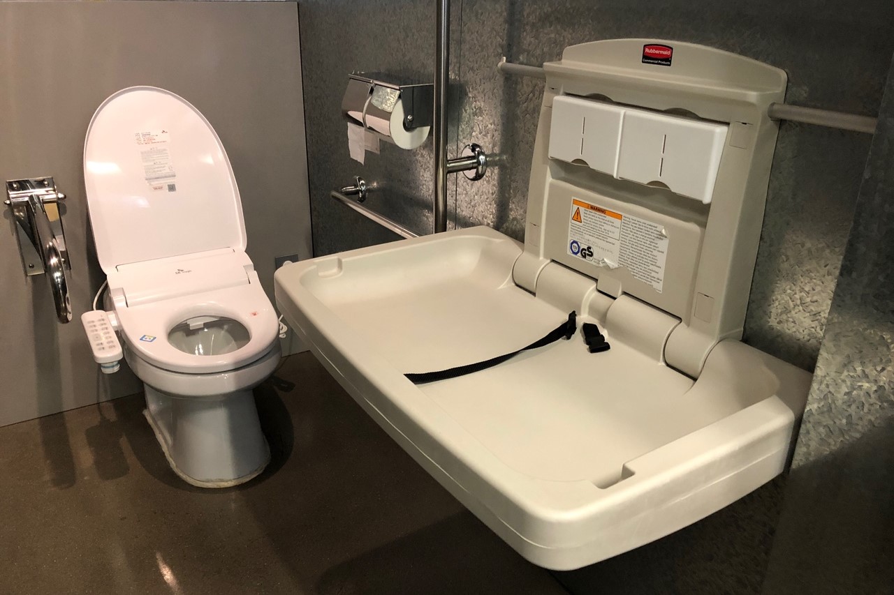 영유아휴게공간0 : 현대모터스튜디오 화장실 내부 기저귀교환대1