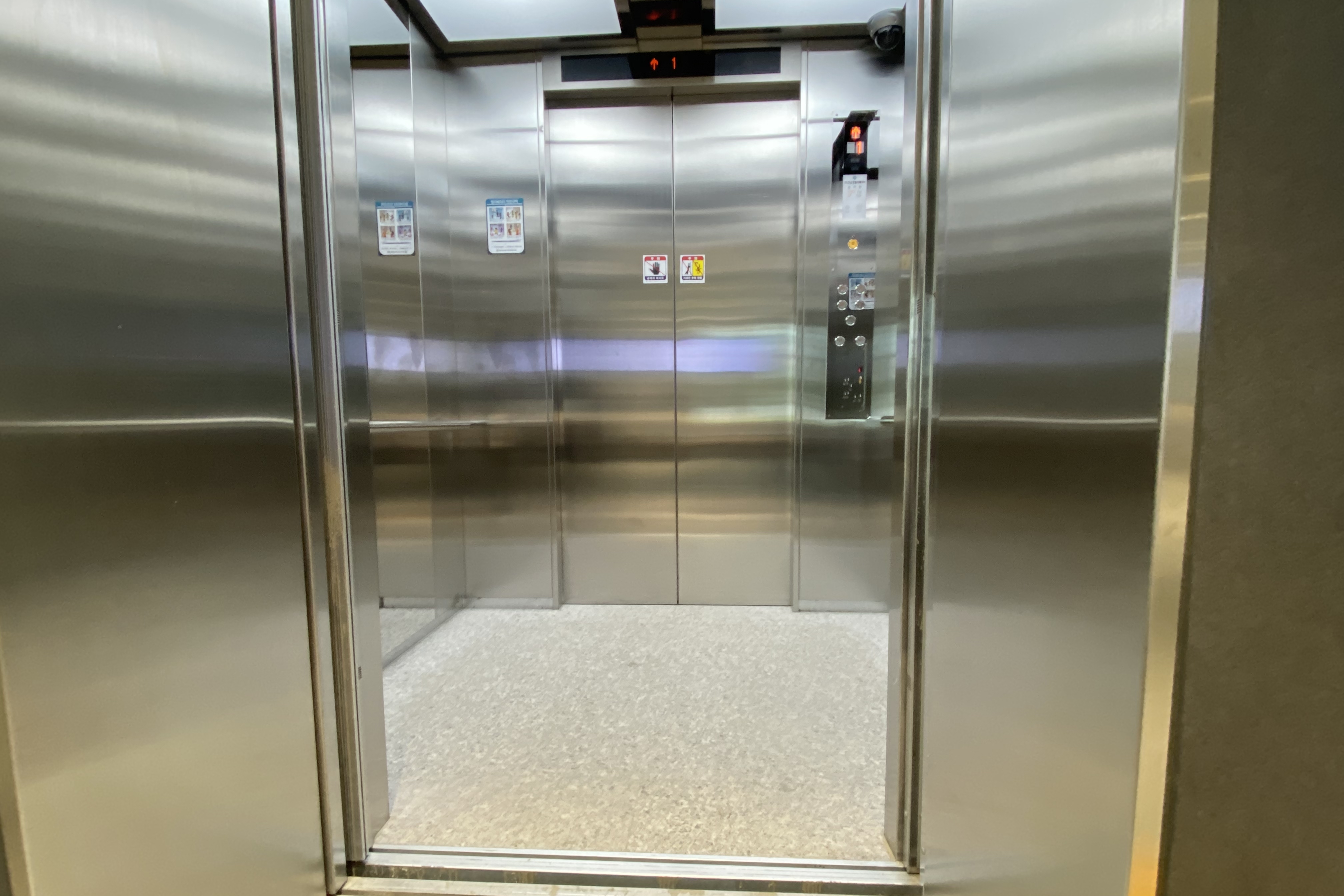 엘리베이터0 : 엘리베이터의 넓은 내부 공간