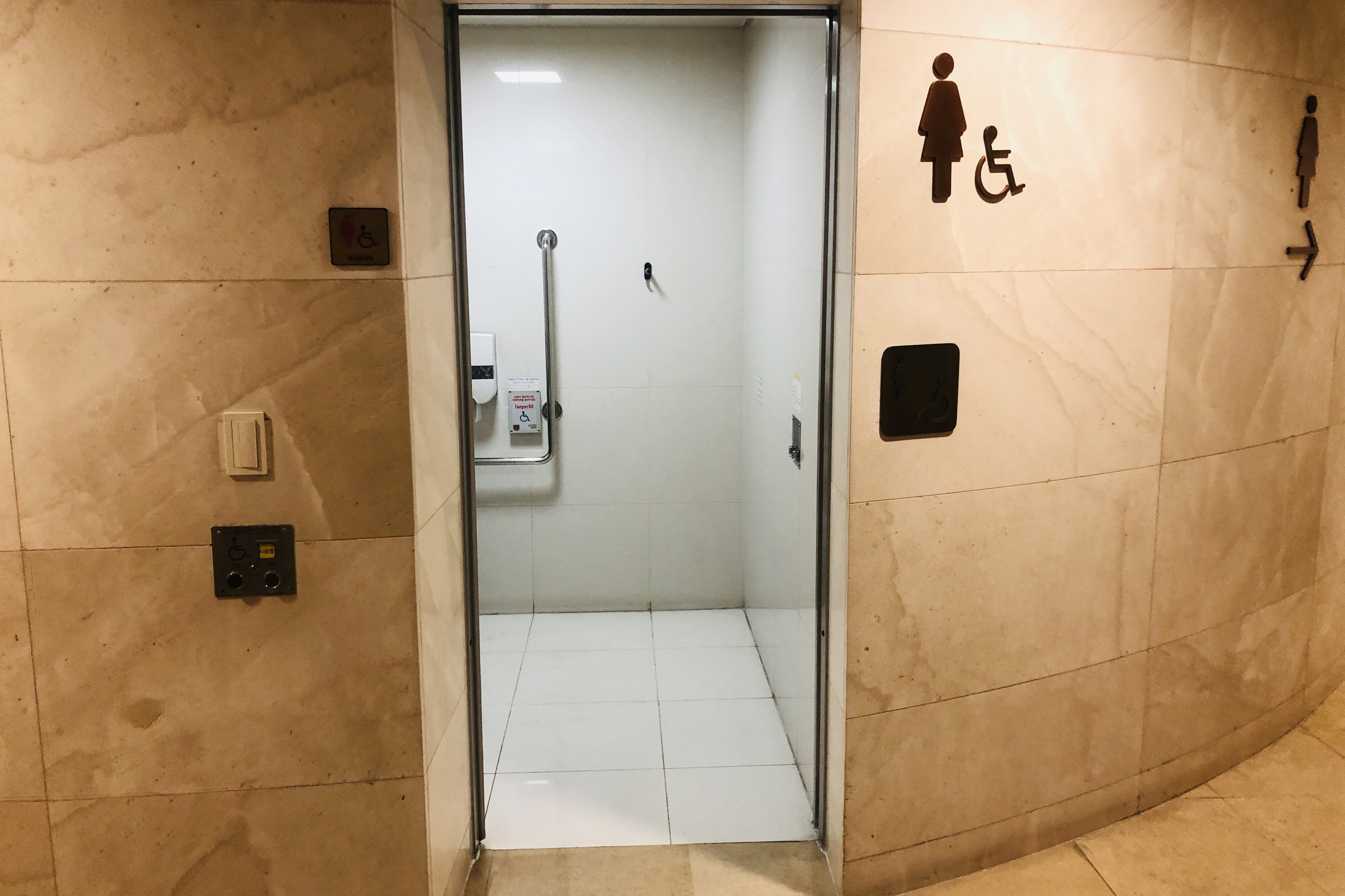 장애인 화장실0 : 독립된 공간에 마련된 장애인 화장실