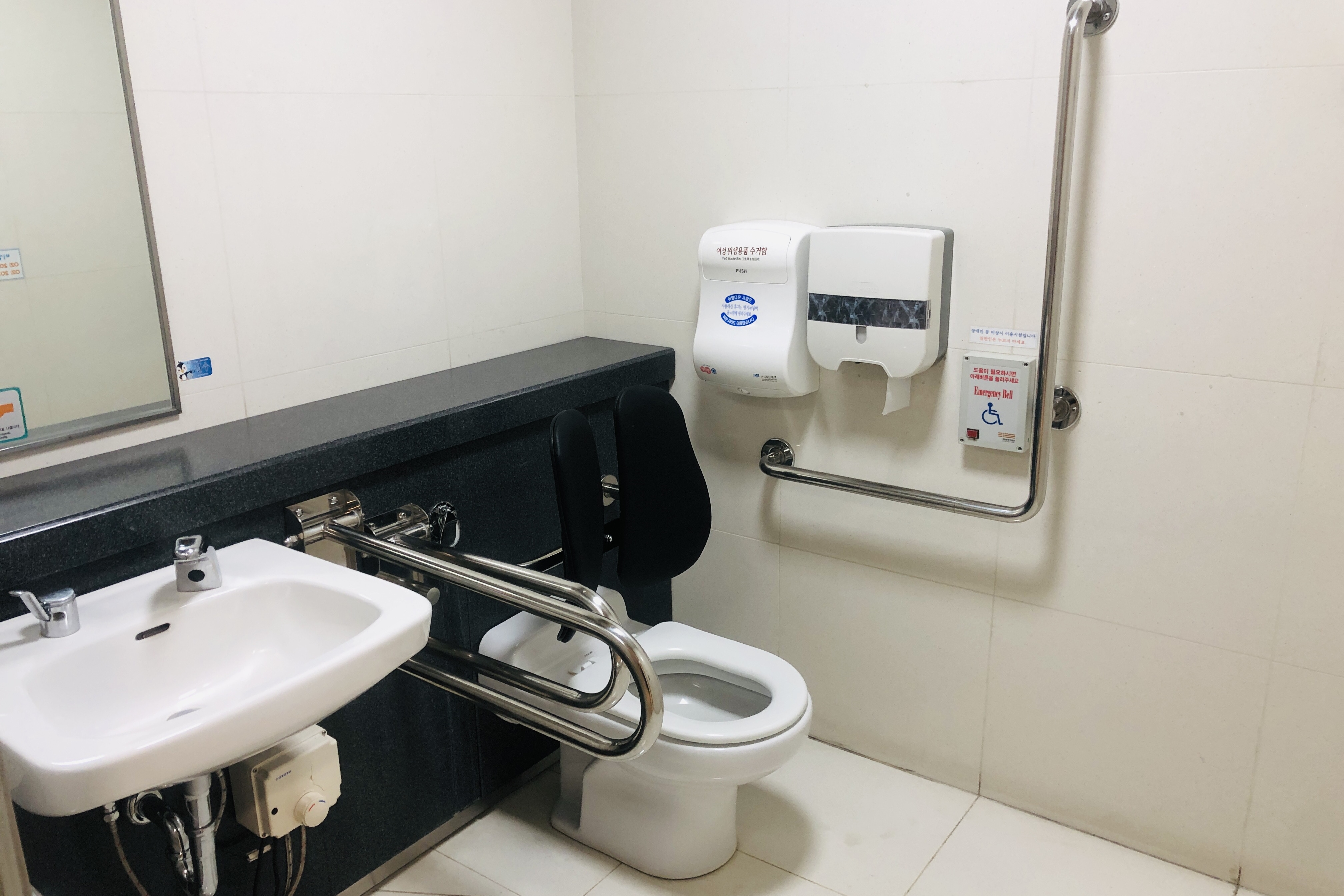 장애인 화장실0 : 안전 손잡이가 설치된 화장실 내부