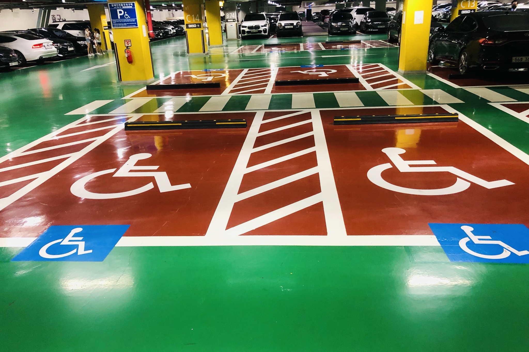 Parking facilities for persons with disabilities0 : Accessible parking lots with hatched lines