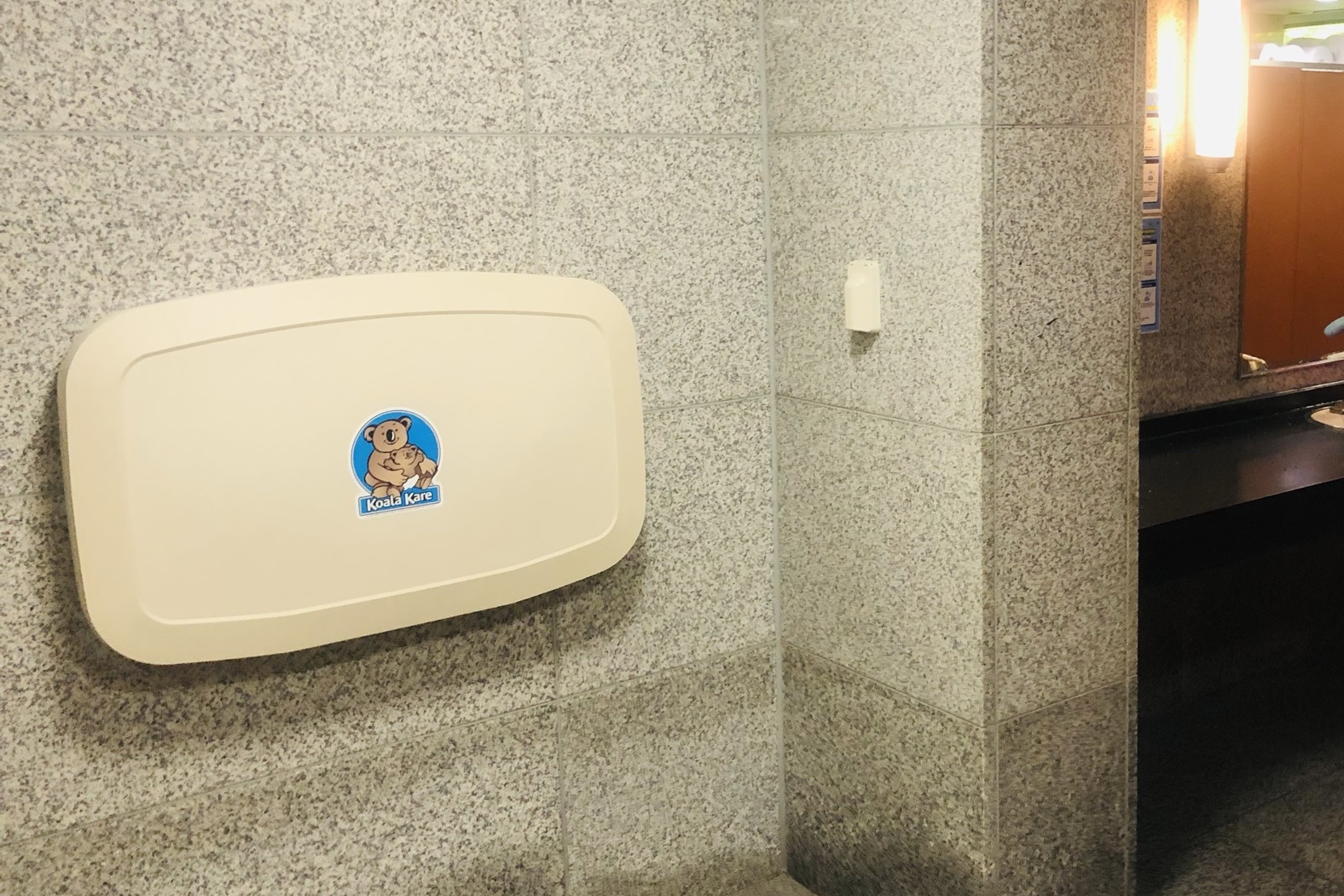 임산부 및 유아휴게공간0 : 화장실 내부에 설치되어있는기저귀교환대