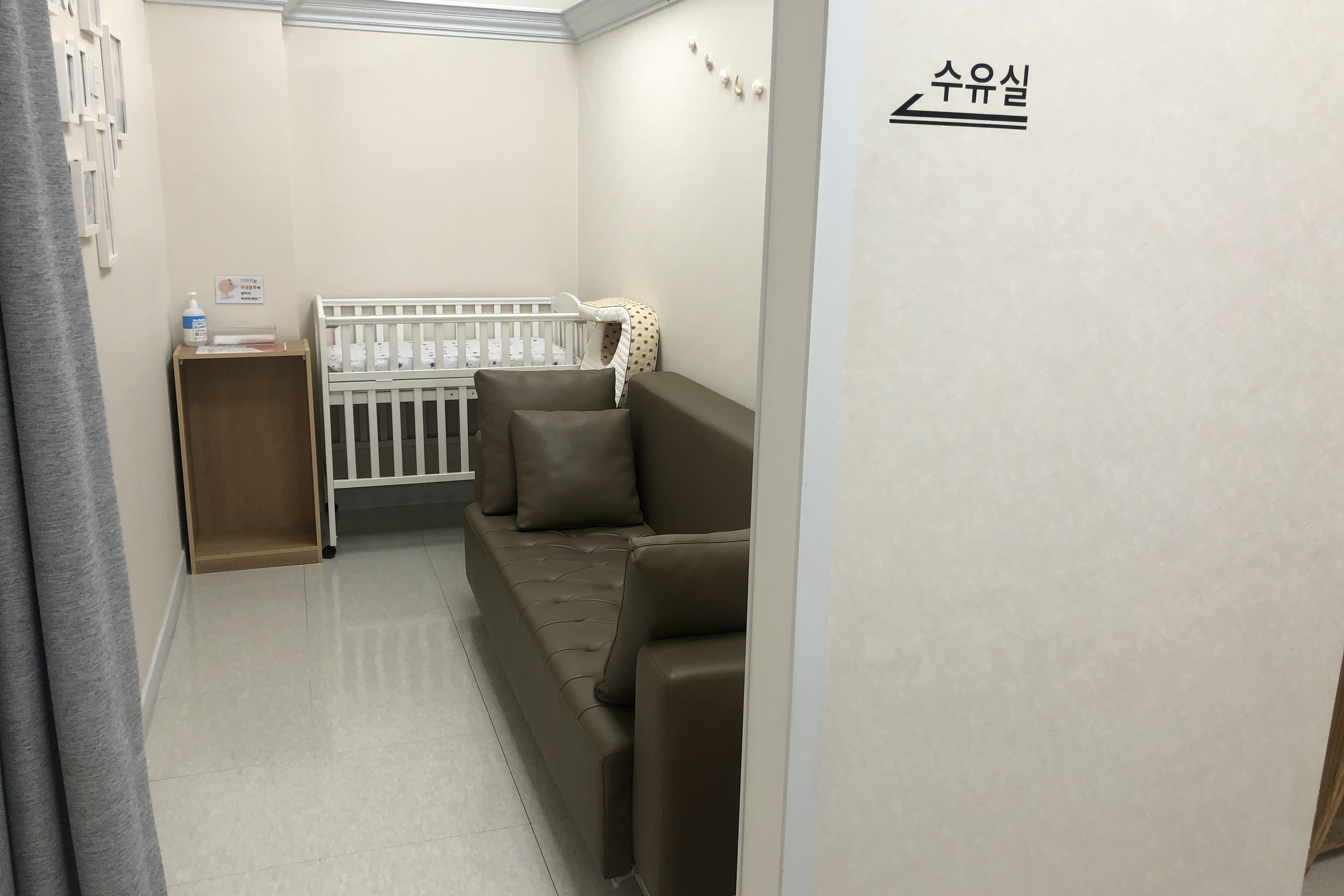 임산부 및 유아휴게공간0 : 가림막과 유아침대가 설치되어있는 국립현대미술관서울관 수유실 내부 전경