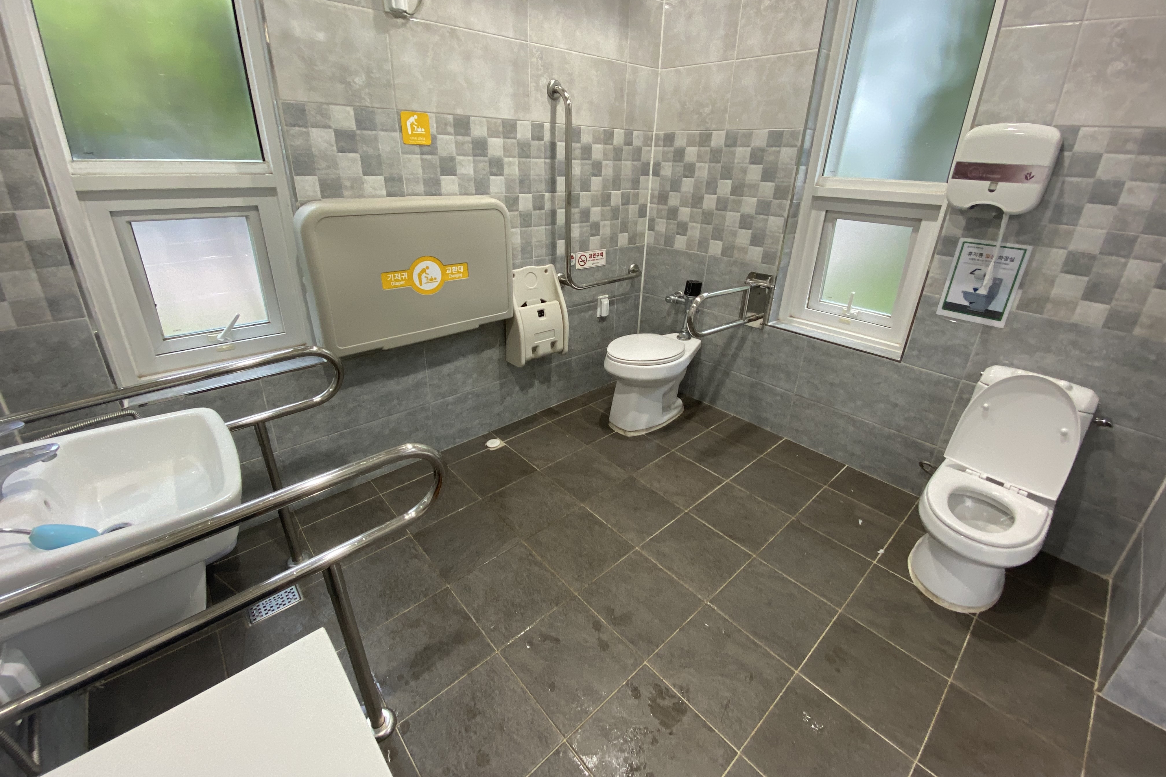 장애인 화장실0 : 넓은 공간의 개화산자락길 장애인화장실 내부 전경