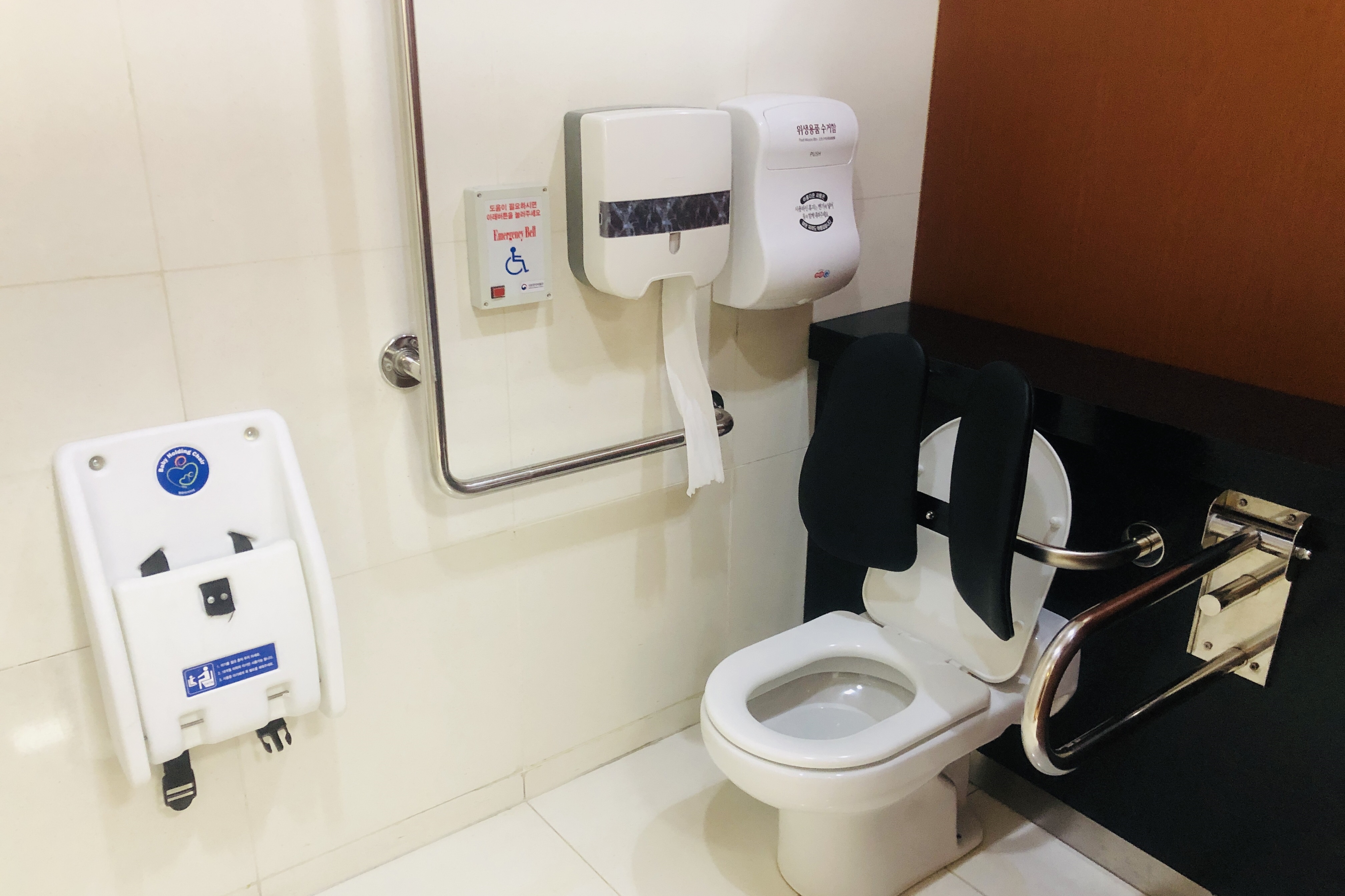 장애인 화장실0 : 국립중앙박물관 어린이박물관 장애인화장실 내부 전경