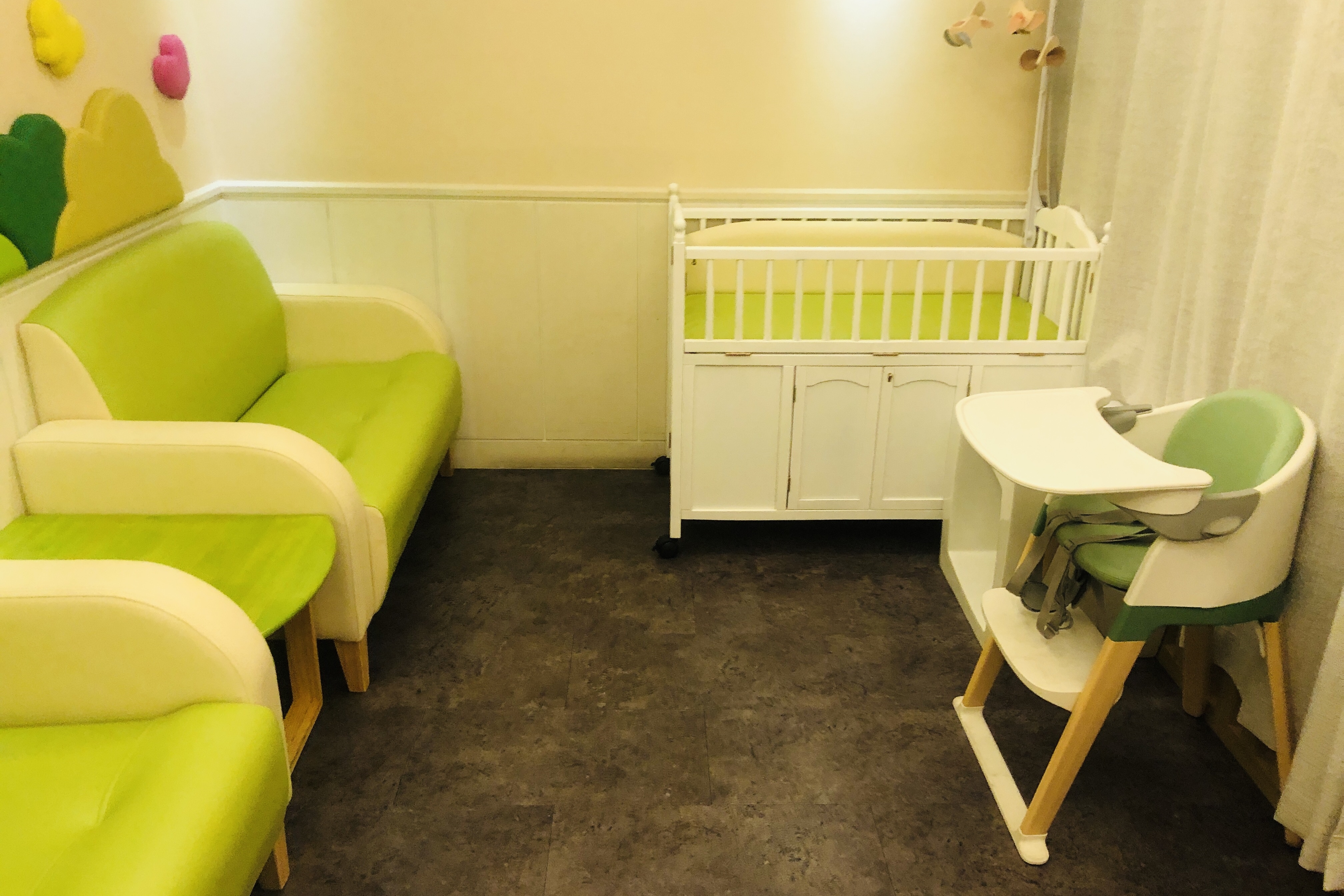 임산부 및 유아유게공간0 : 유아용 의자와 침대가 설치된 국립중앙박물관 어린이박물관 수유실