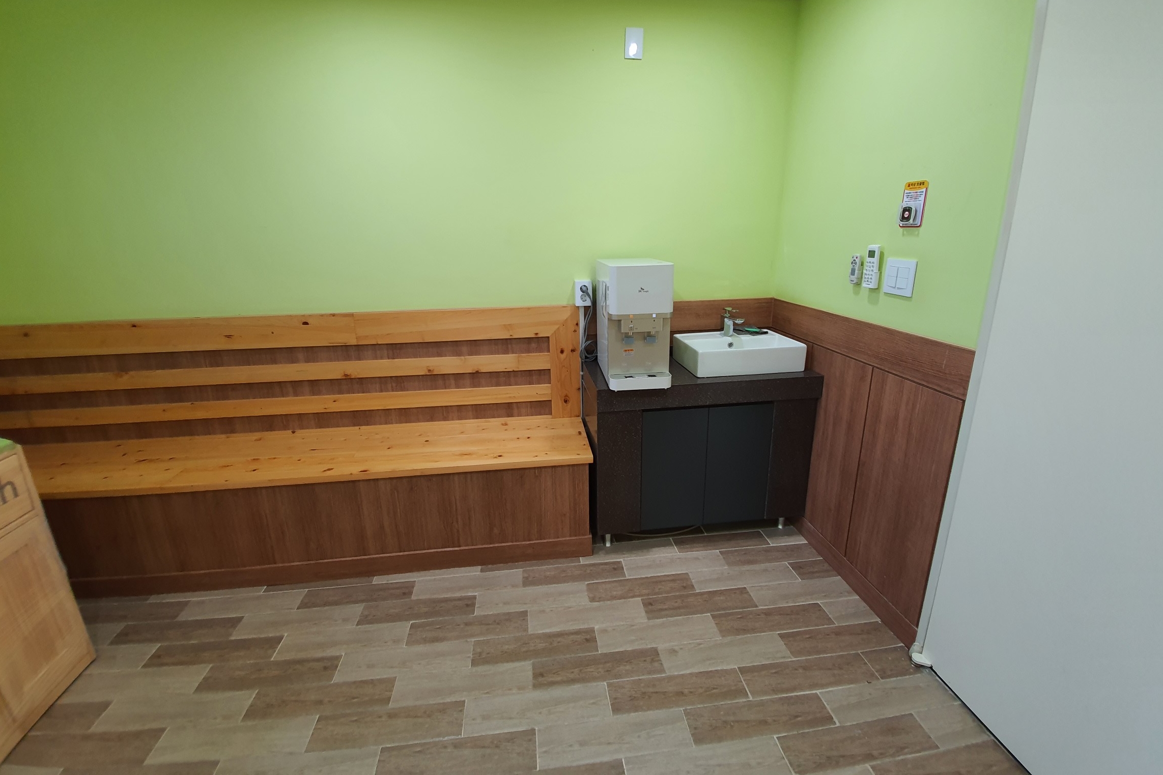 Lounge for families with children0 : Nursing room of Pureun Arboretum where provides a water purifier and sinks
