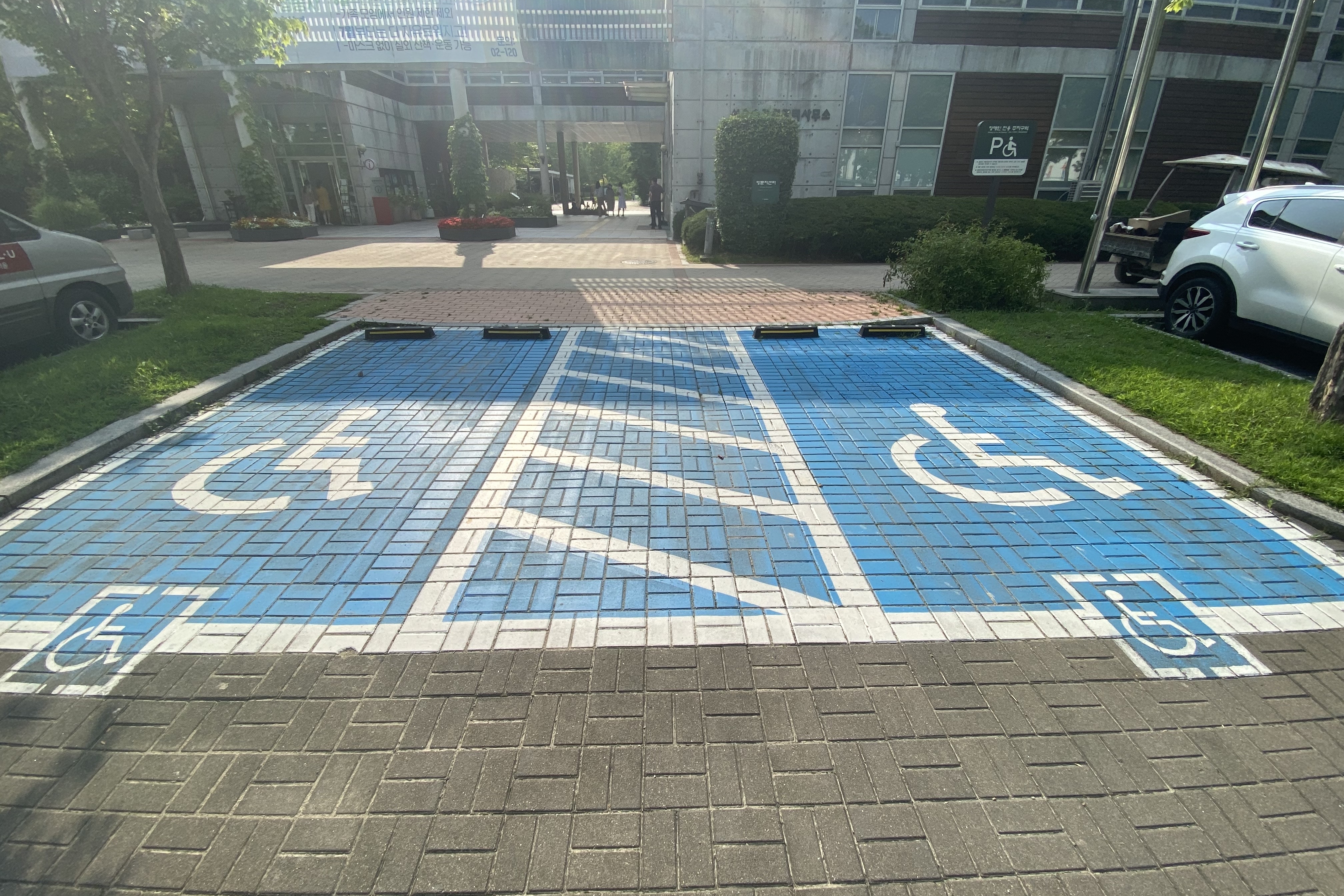 Parking facilities for persons with disabilities0 : Accessible parking lots with hatched lines
