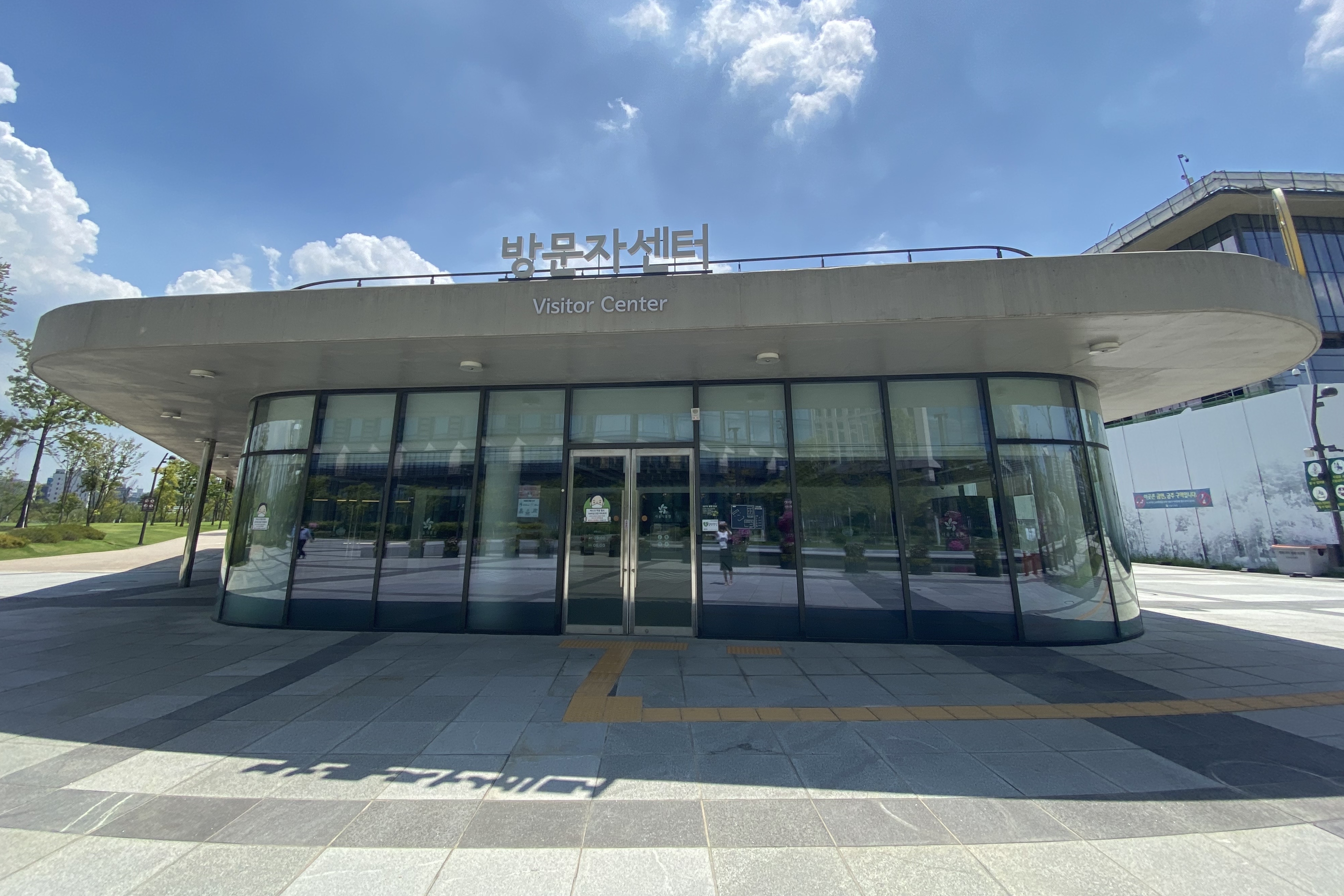 안내판/안내데스크0 : 야외에 위치한 서울식물원 방문자센터 외부 전경
