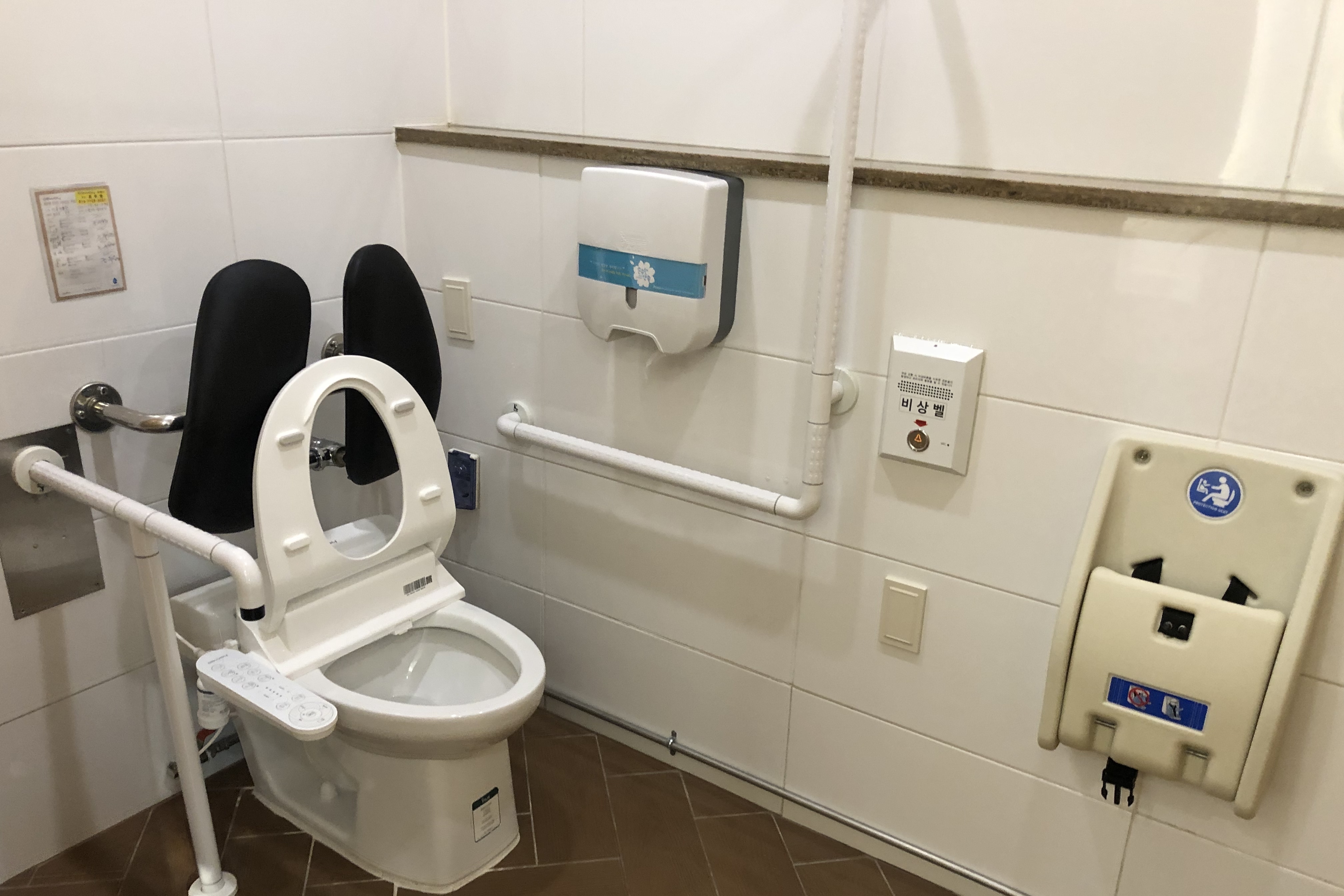 장애인 화장실0 : 장애인화장실 내부 시설물. 기저귀교환대도 비치되어있음