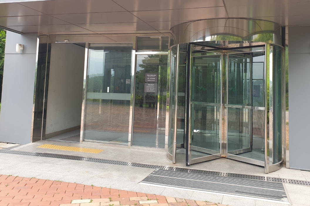 Entryway/ Main entrance0 : Building entrance with revolving doors and automatic doors installed side by side
