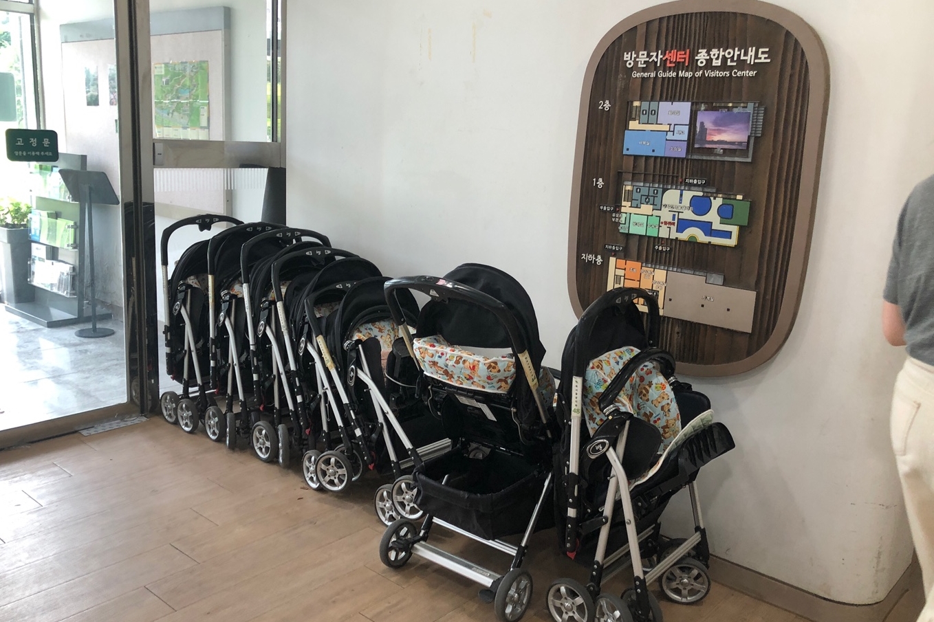 Information board/ Information desk0 : Neatly arranged strollers for rental
