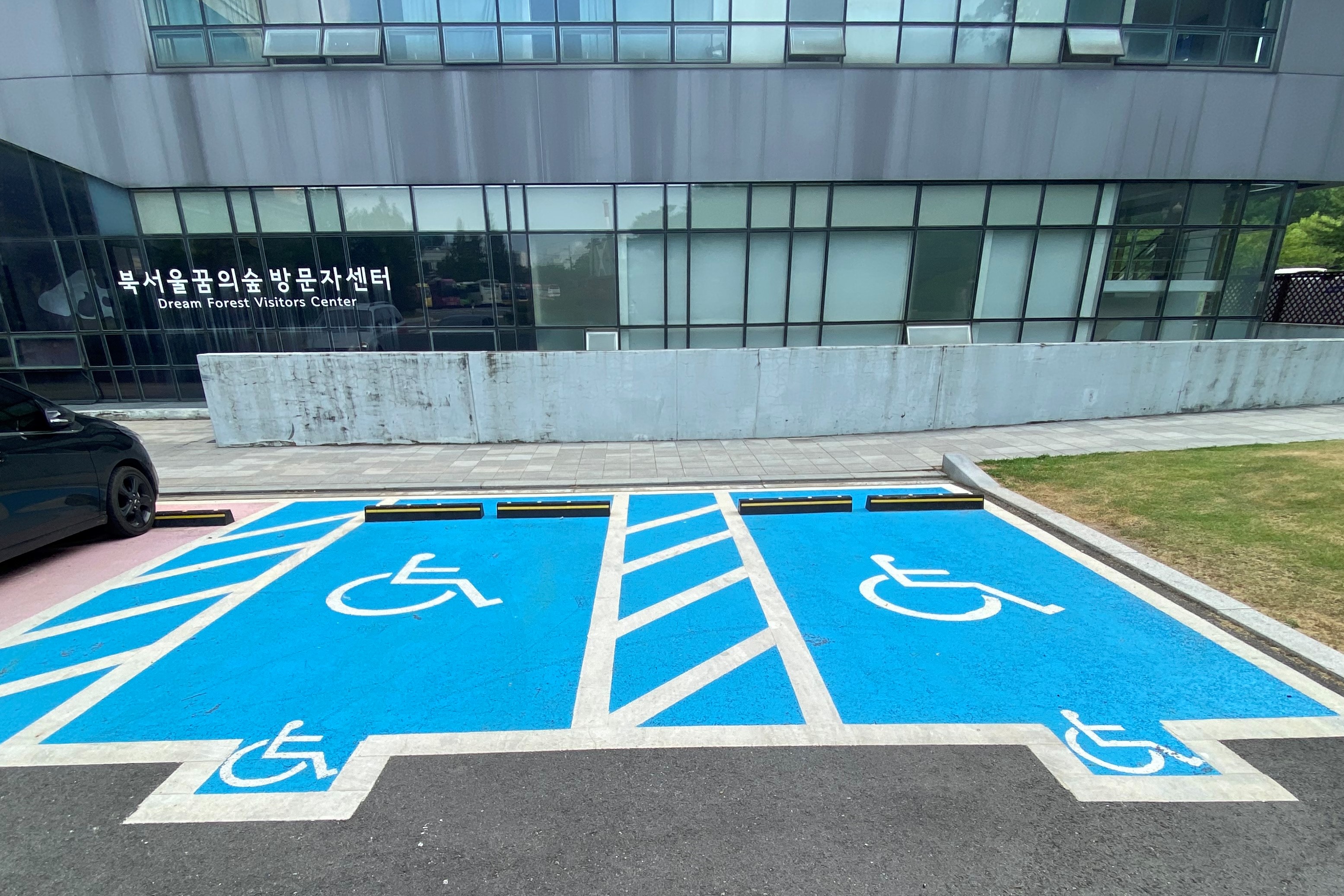 Parking facilities for persons with disabilities0 : Outdoor parking spaces for the persons with disabilities 
