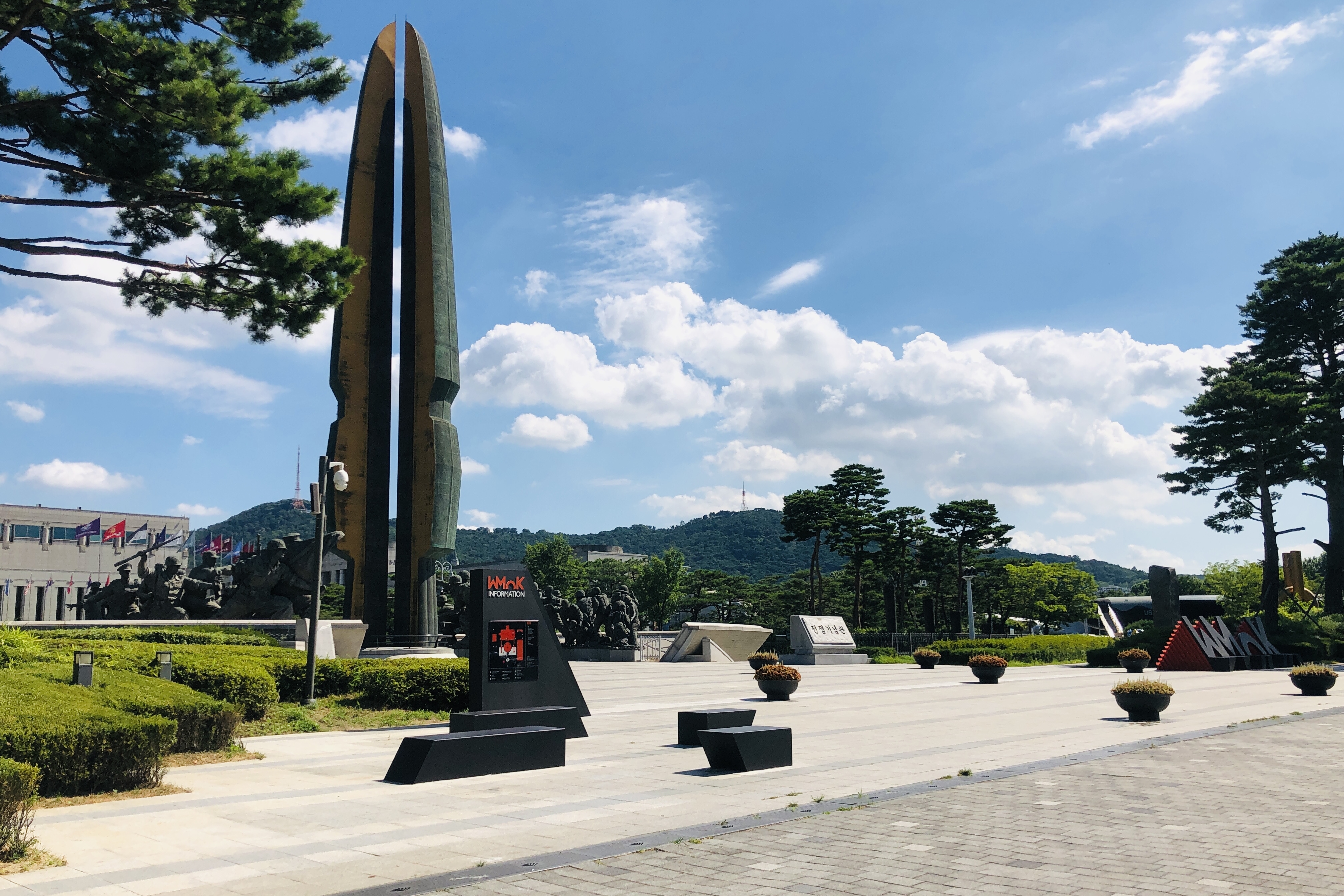 전쟁기념관 0 : 전쟁기념관 정문에서 바라본 6.25전쟁 조형물 전경