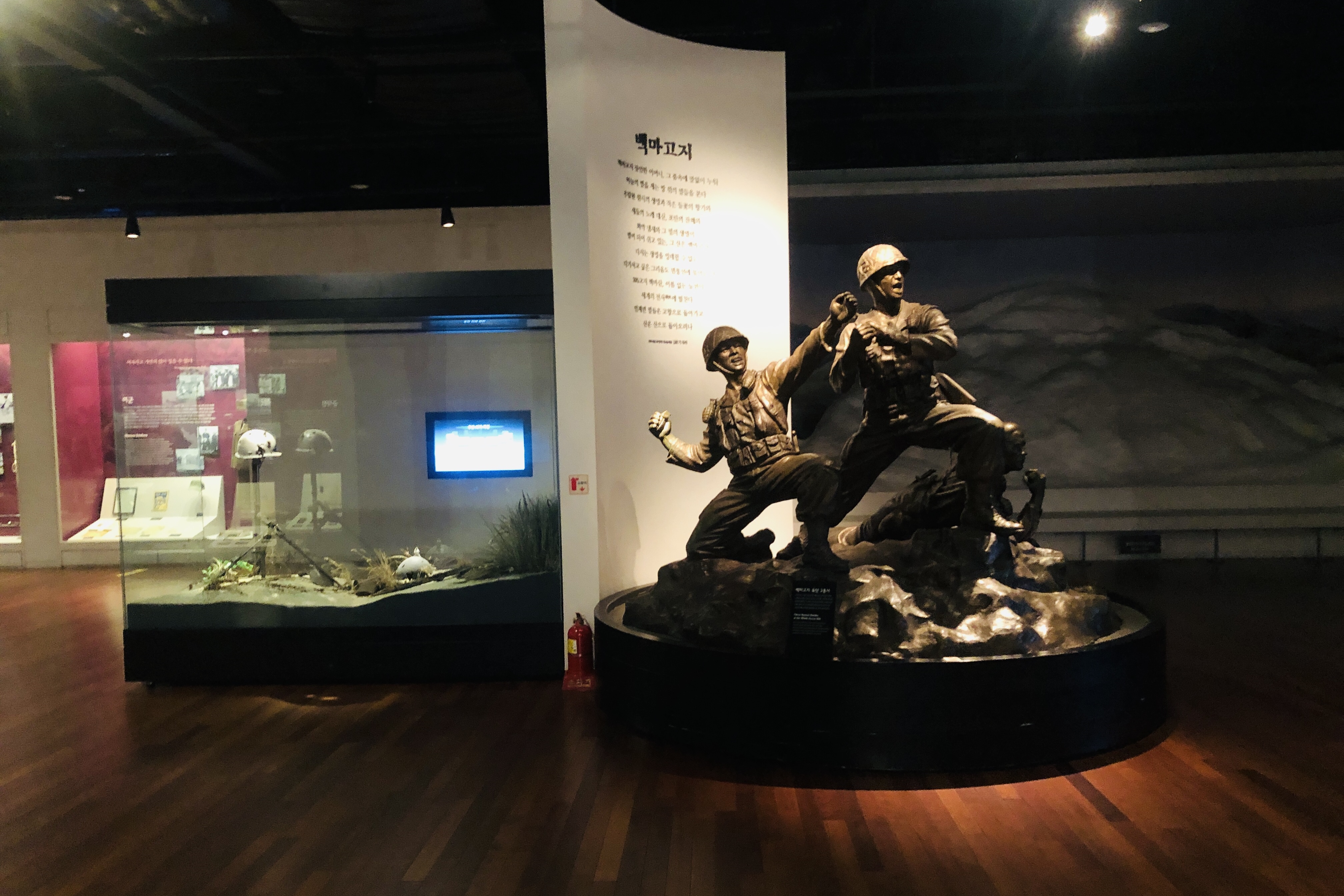 전쟁기념관 2 : 격정적인 움직임의 군인 동상이 전시된 박물관 내부