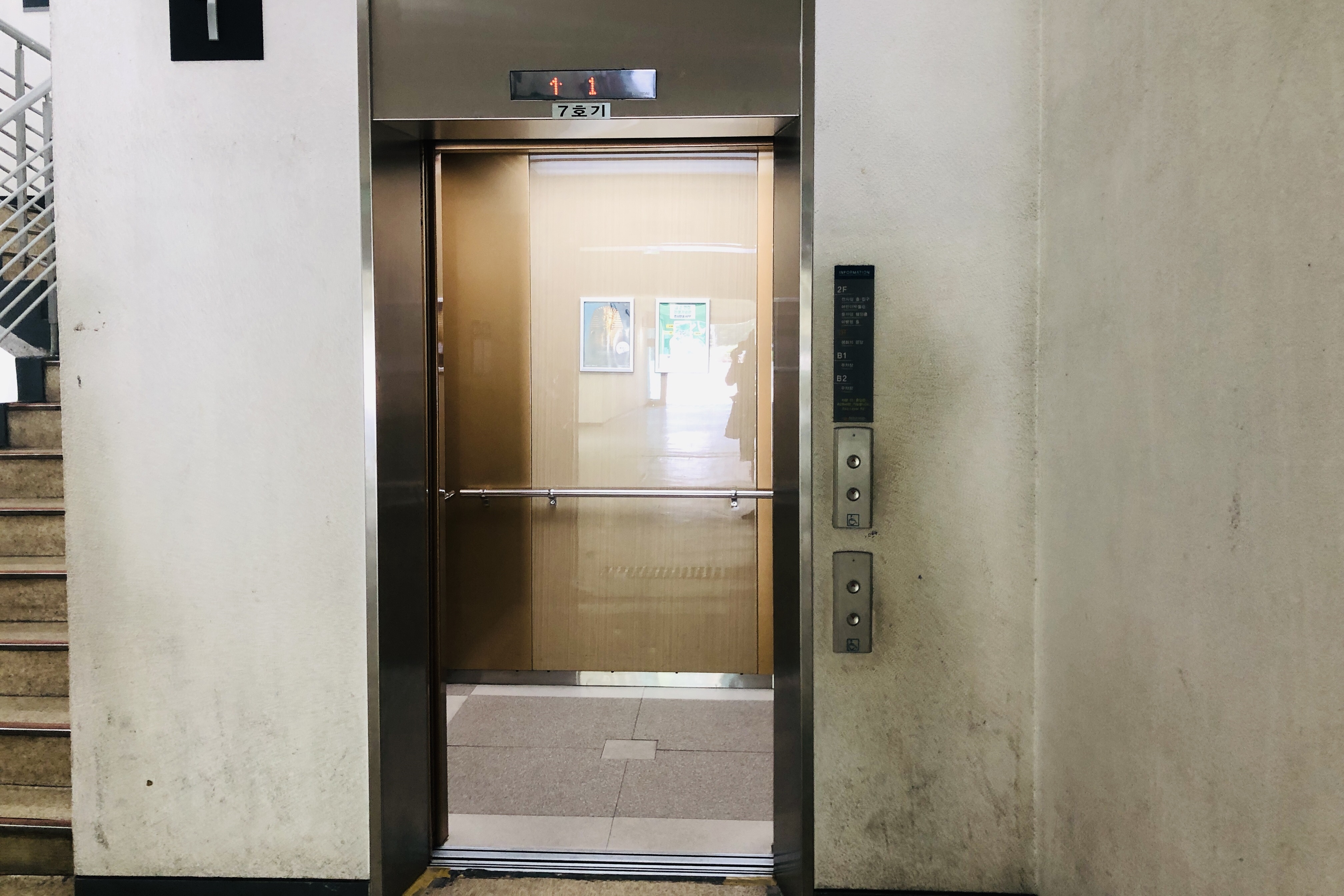엘리베이터0 : 열린 문 사이로 보이는 다소 좁은 공간의 엘리베이터