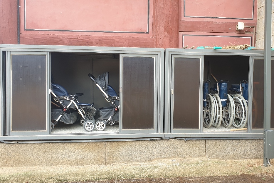 안내판/안내데스크0 : 창경궁에서 대여할 수 있는 유아차와 휠체어