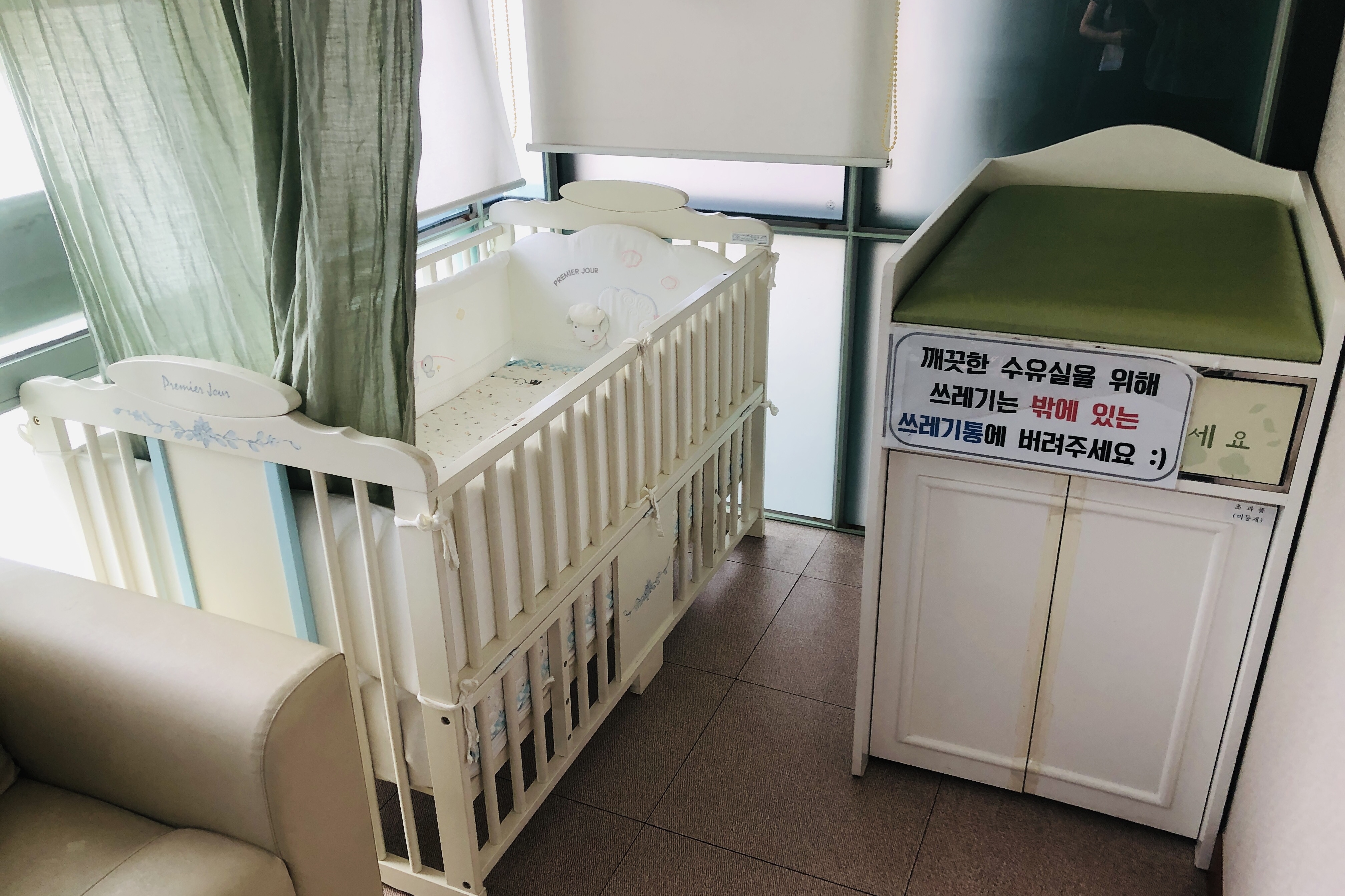 유아휴게공간0 : 유아침대가 설치되어있는 창경궁 수유실 내부 전경