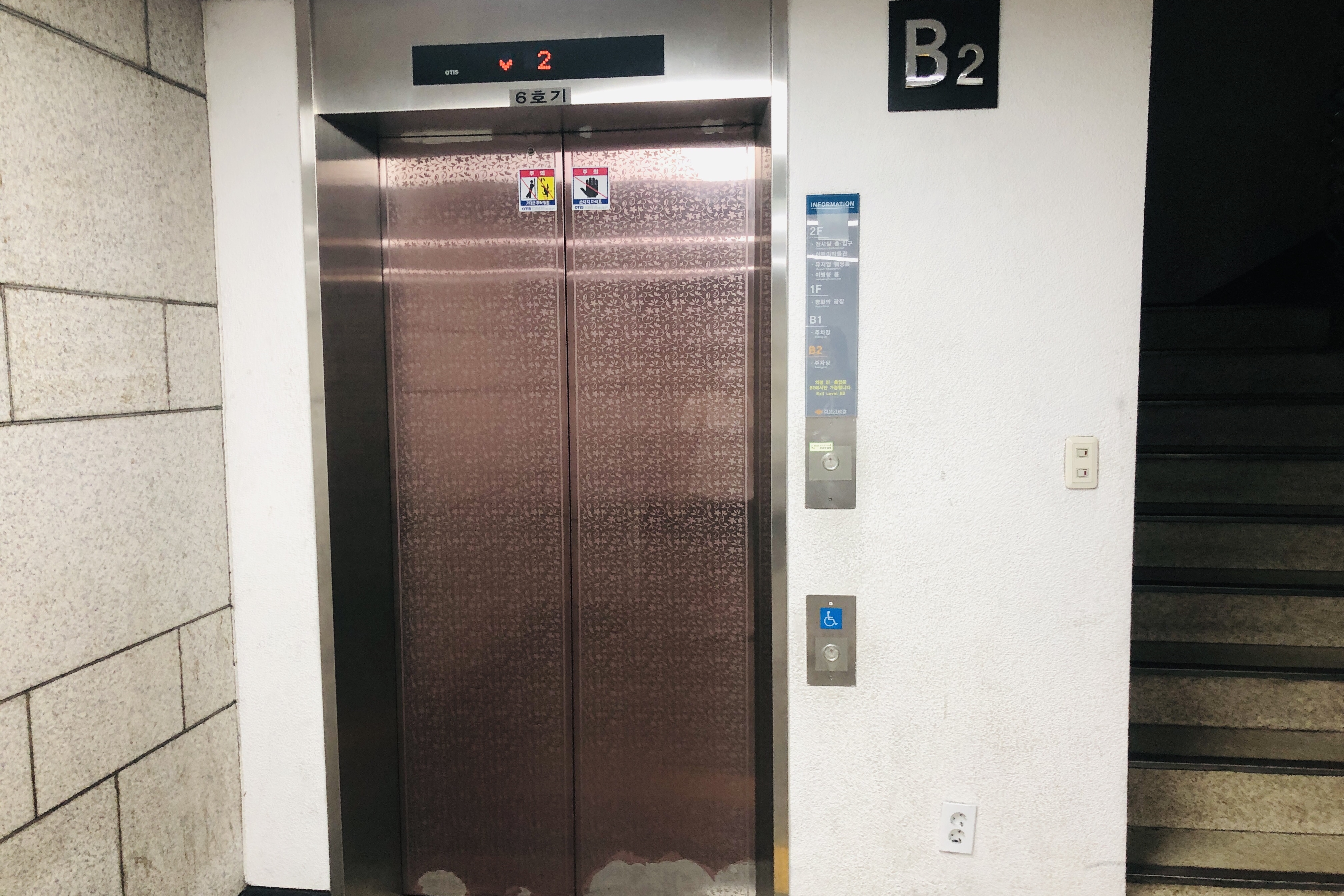엘리베이터0 : 전쟁기념관 어린이박물관 엘리베이터 입구