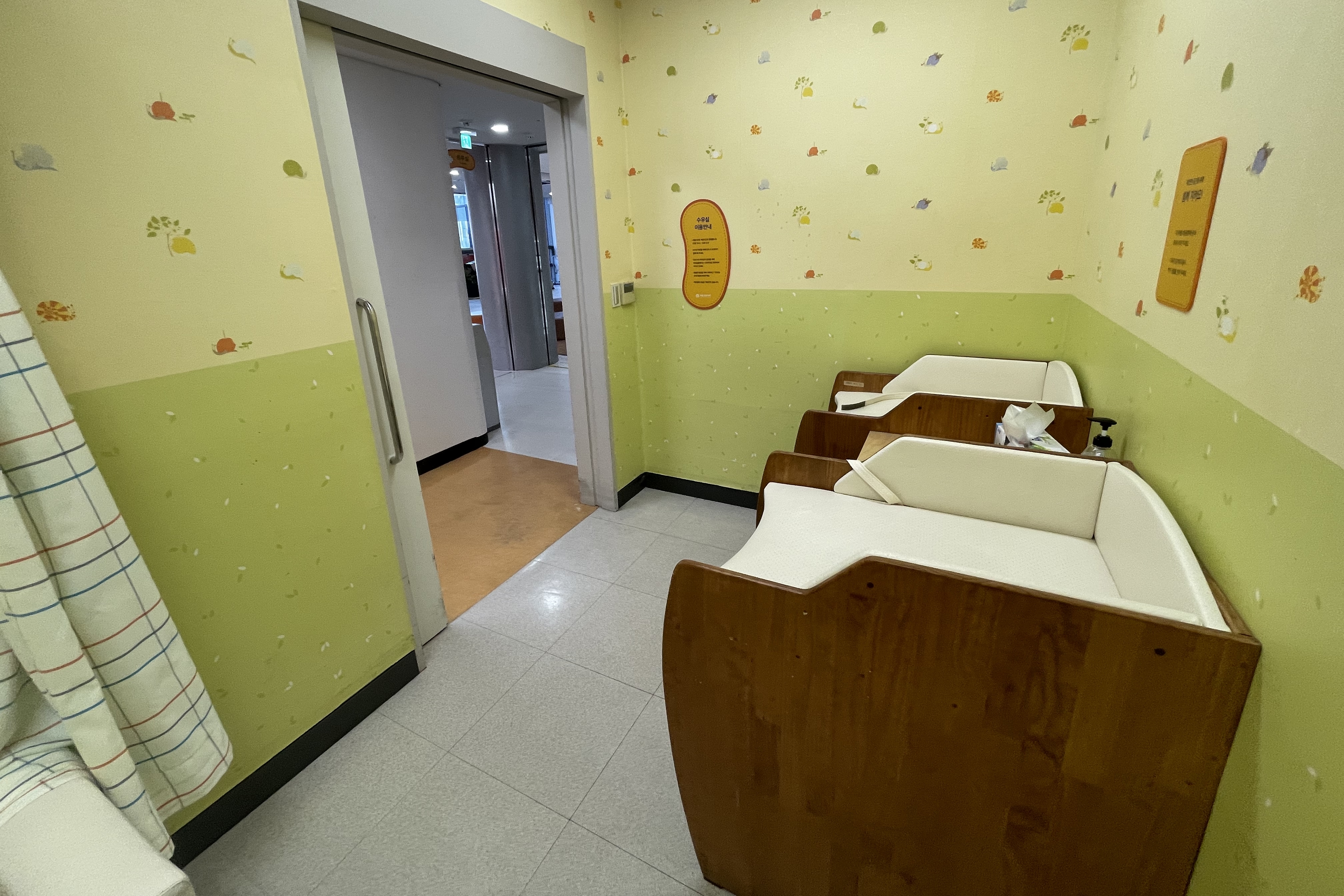 Lounge for families with babies 0 : Interior view of Seoul Children's Museum's nursing room