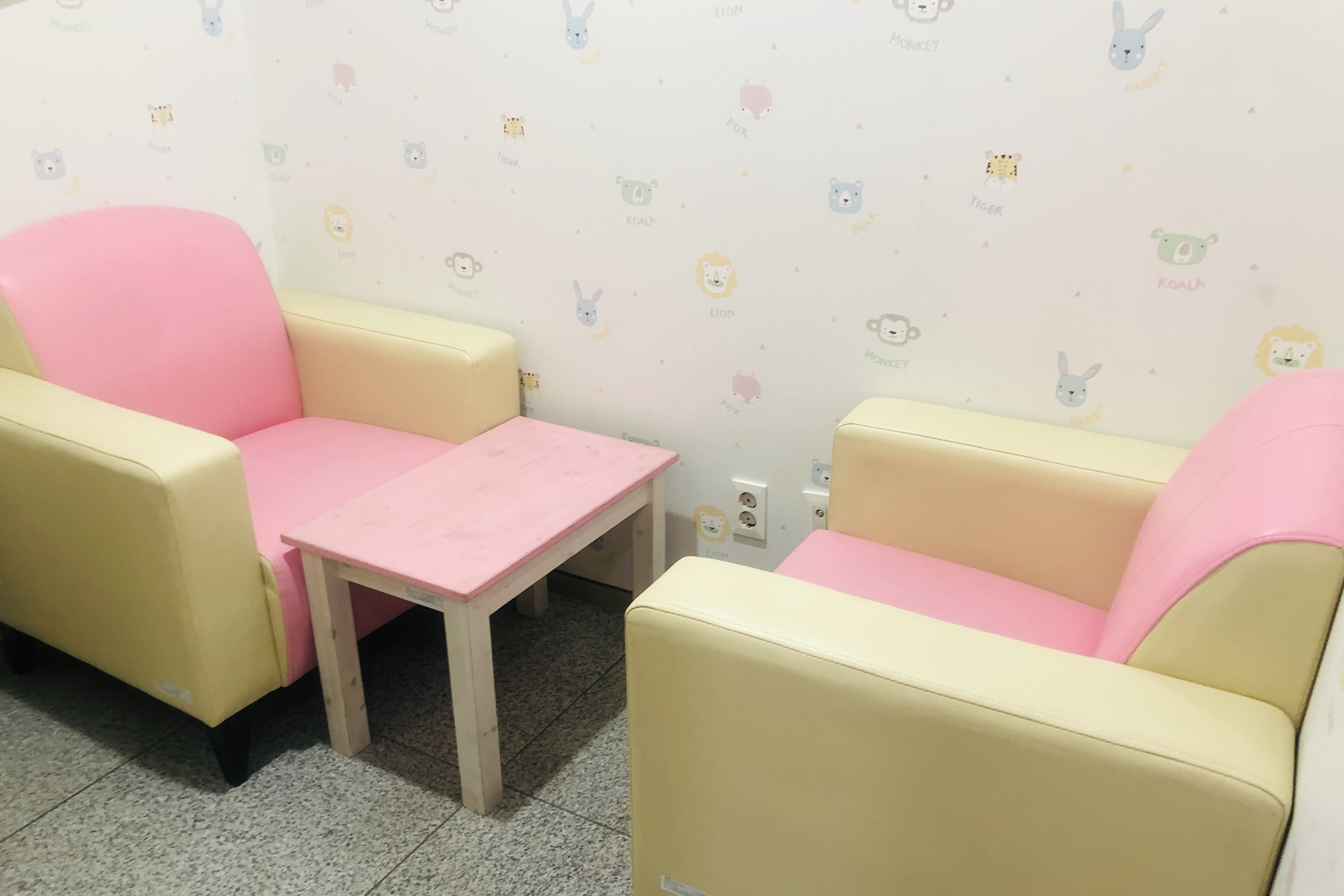 Lounge for families with babies0 : Interior view of the nursing room with a sofa