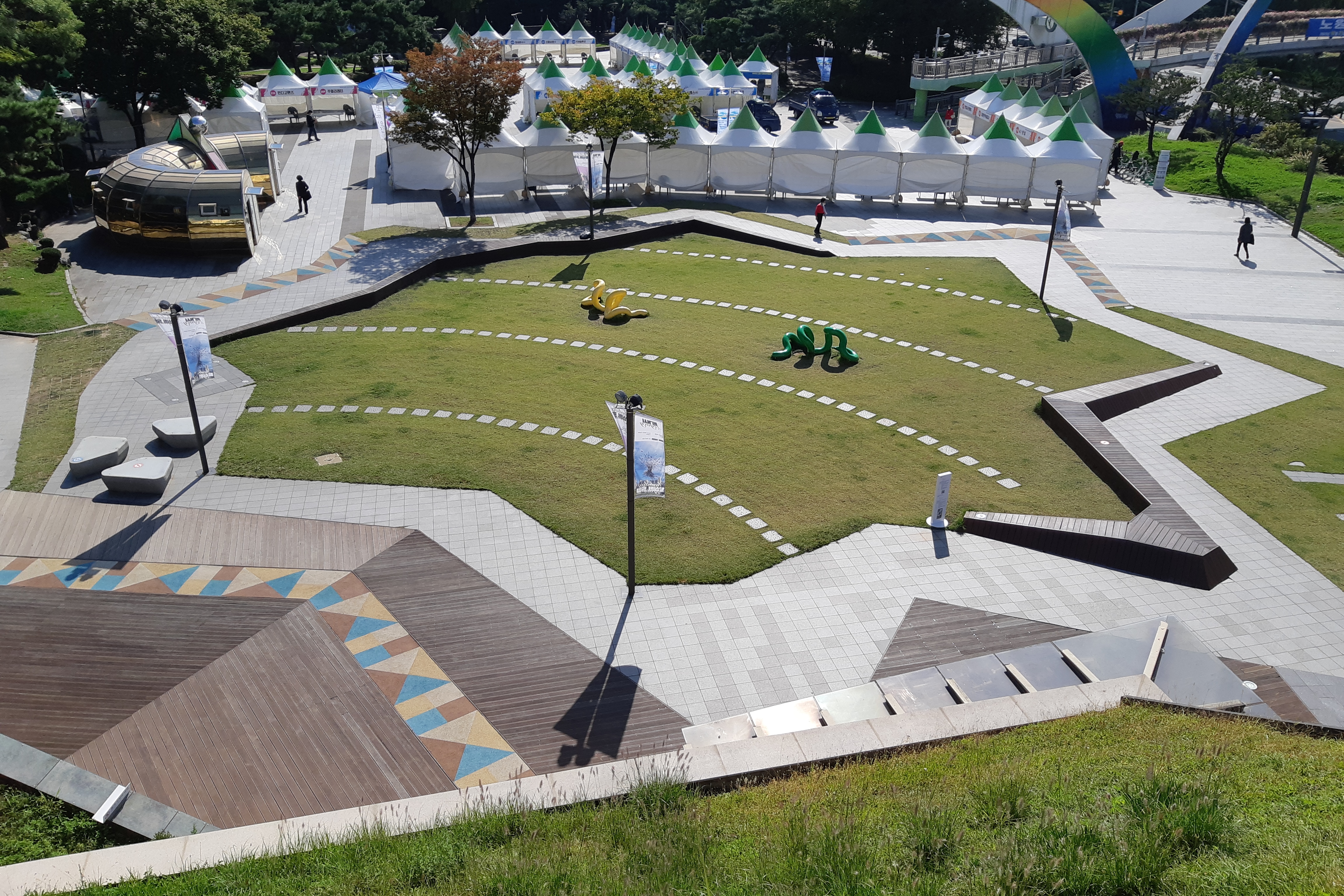 서울시립 북서울미술관1 : 별 모양 잔디밭 위에 뱀 모양의 조형물이 있는 미술관 부지 내 잔디광장