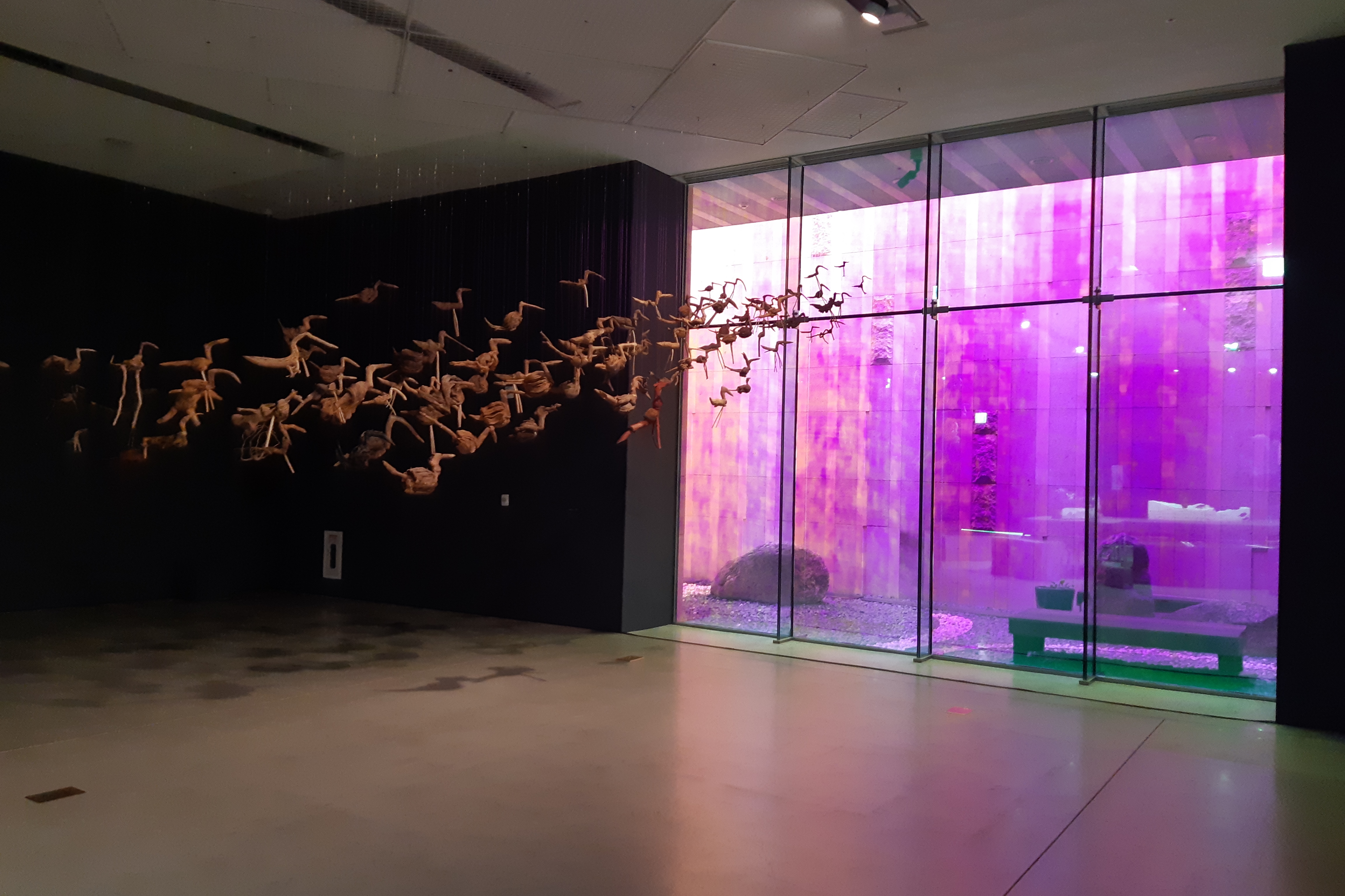 서울시립 북서울미술관4 : 천장에 철새들의 조형물이 매달려 있는 전시 작품