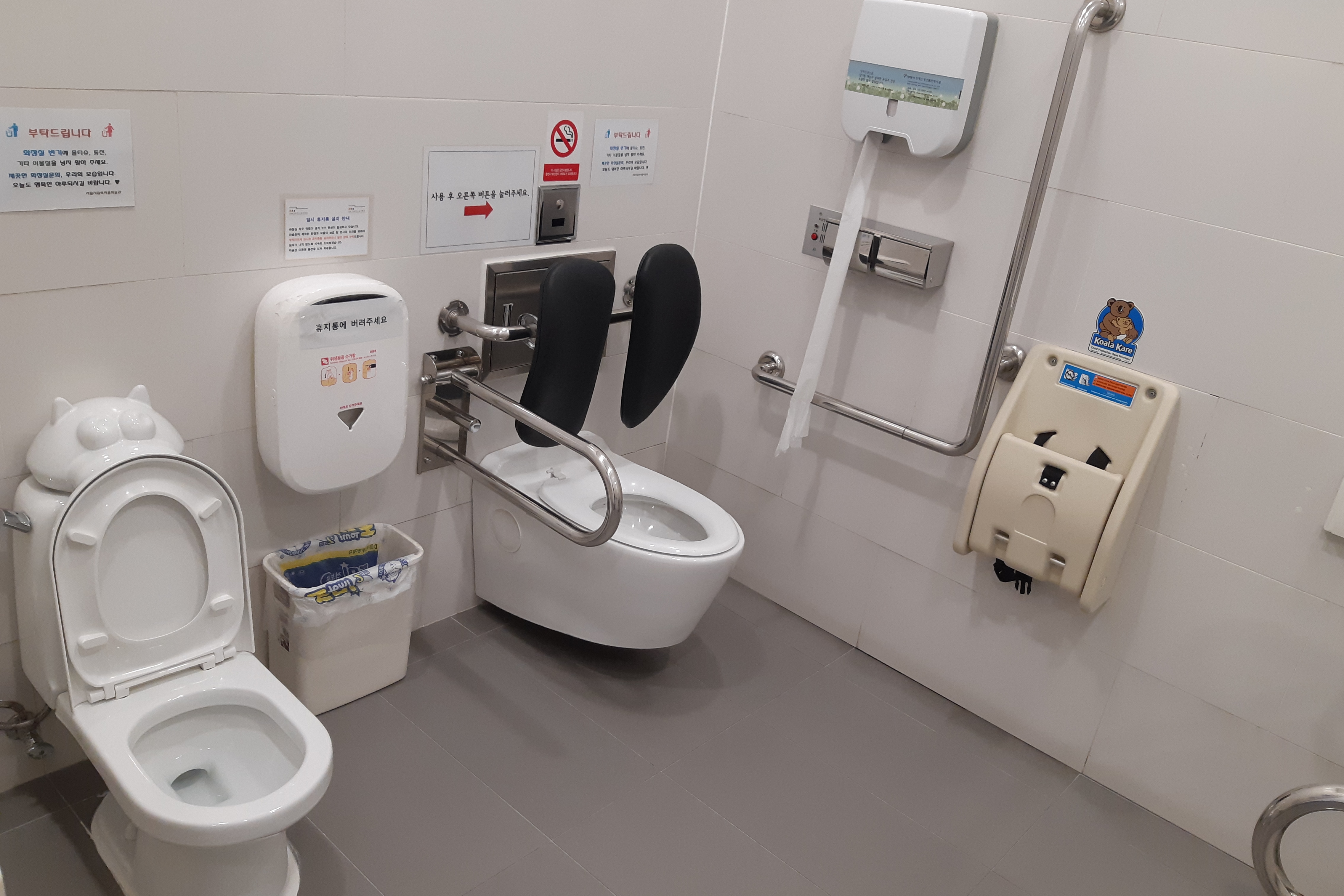 장애인 화장실0 : 유아용 변기와 등받이가 있는 변기가 나란히 설치된 장애인 화장실