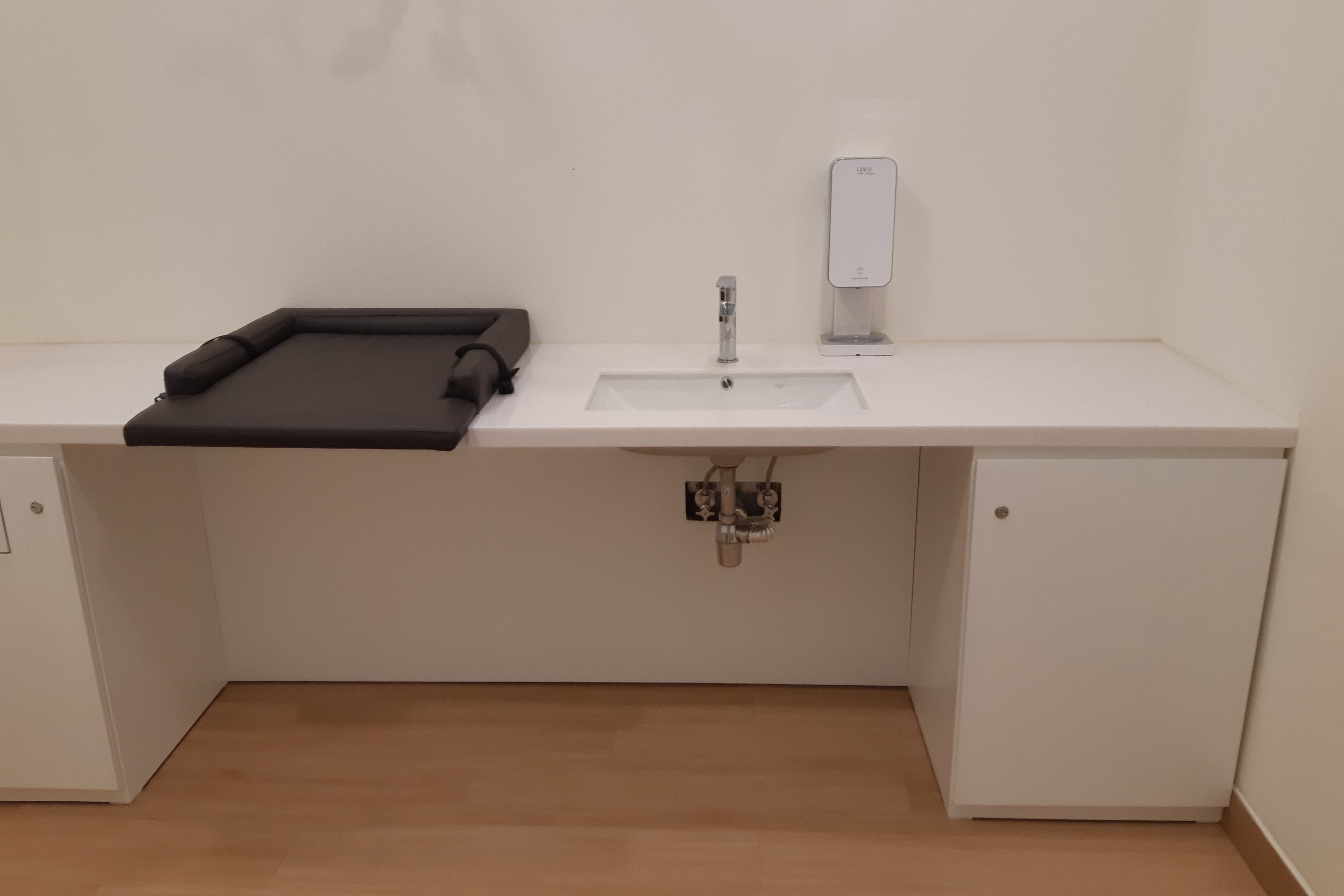 유아 휴게공간0 : 기저귀 교환대, 세면대, 손소독제가 일체형으로 설치된 긴 테이블